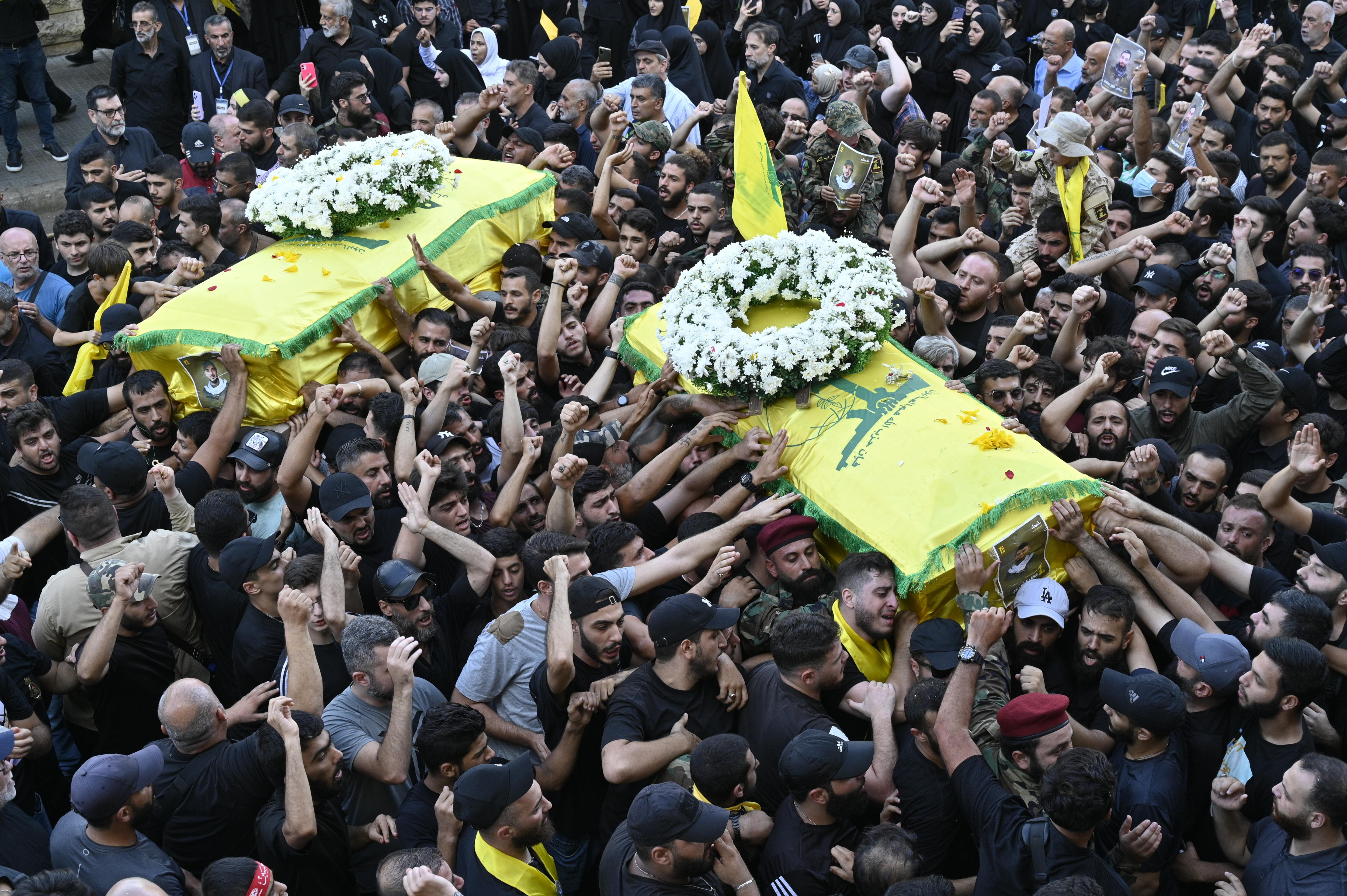 -FOTODELDÍA- Beirut (Líbano), 19/09/2024.- Los dolientes llevan los ataúdes de dos personas que murieron en explosiones de dispositivos de comunicación, durante la procesión fúnebre en Beirut, Líbano, el 19 de septiembre de 2024. Al menos 37 personas murieron y más de 2900 resultaron heridas tras la detonación de múltiples dispositivos de comunicación inalámbricos. EFE/WAEL HAMZEH