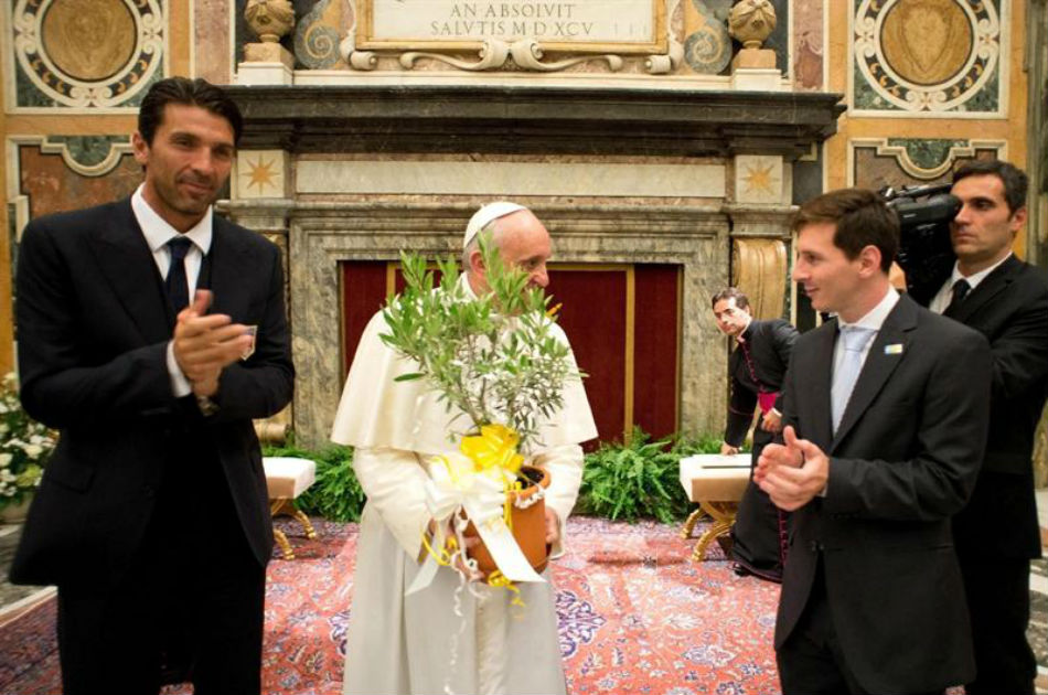 Papa Francisco bendice a Messi con las selecciones de Argentina e Italia