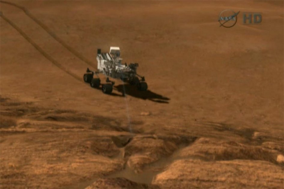 Un objeto brillante en el suelo marciano llama la atención de ‘Curiosity’