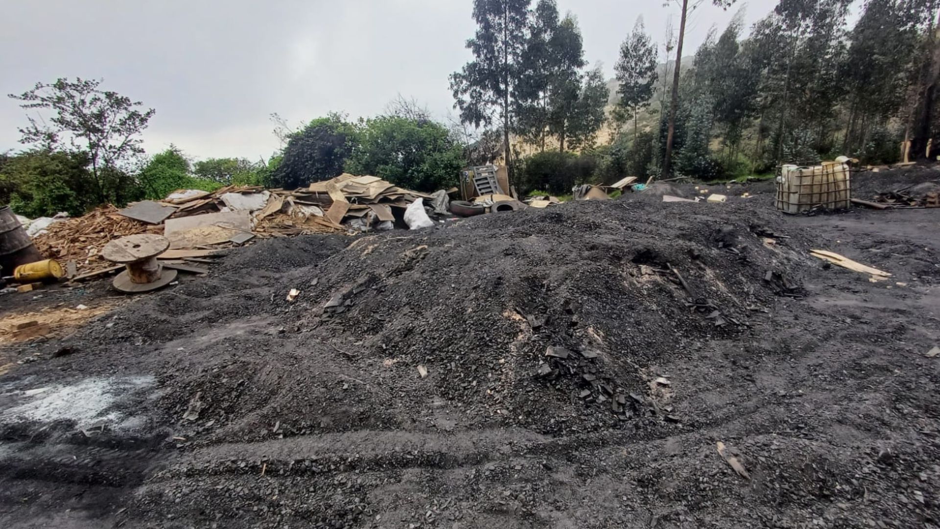 Producción ilegal de carbón vegetal persiste en Soacha: CAR emitió alerta