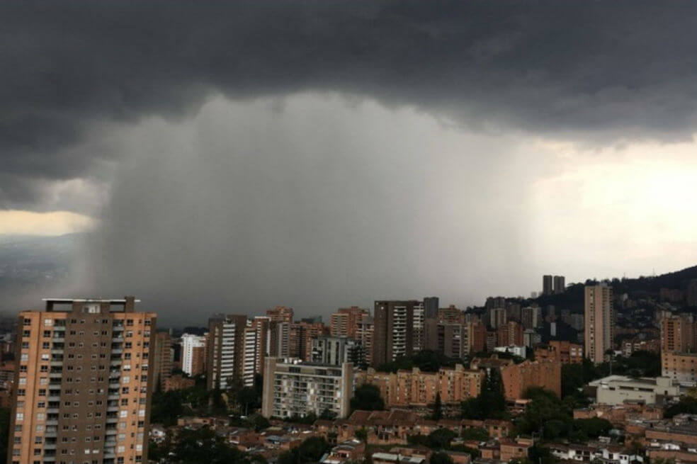 Más de mil descargas eléctricas se registraron durante tormenta en Medellín
