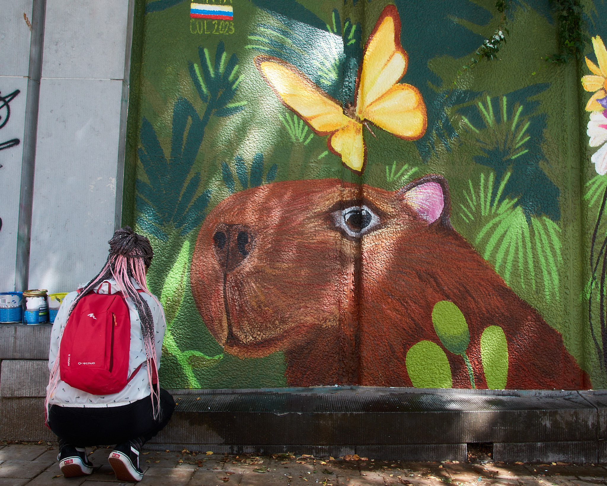 Mariana dando los últimos toques al chigüiro en el mural.