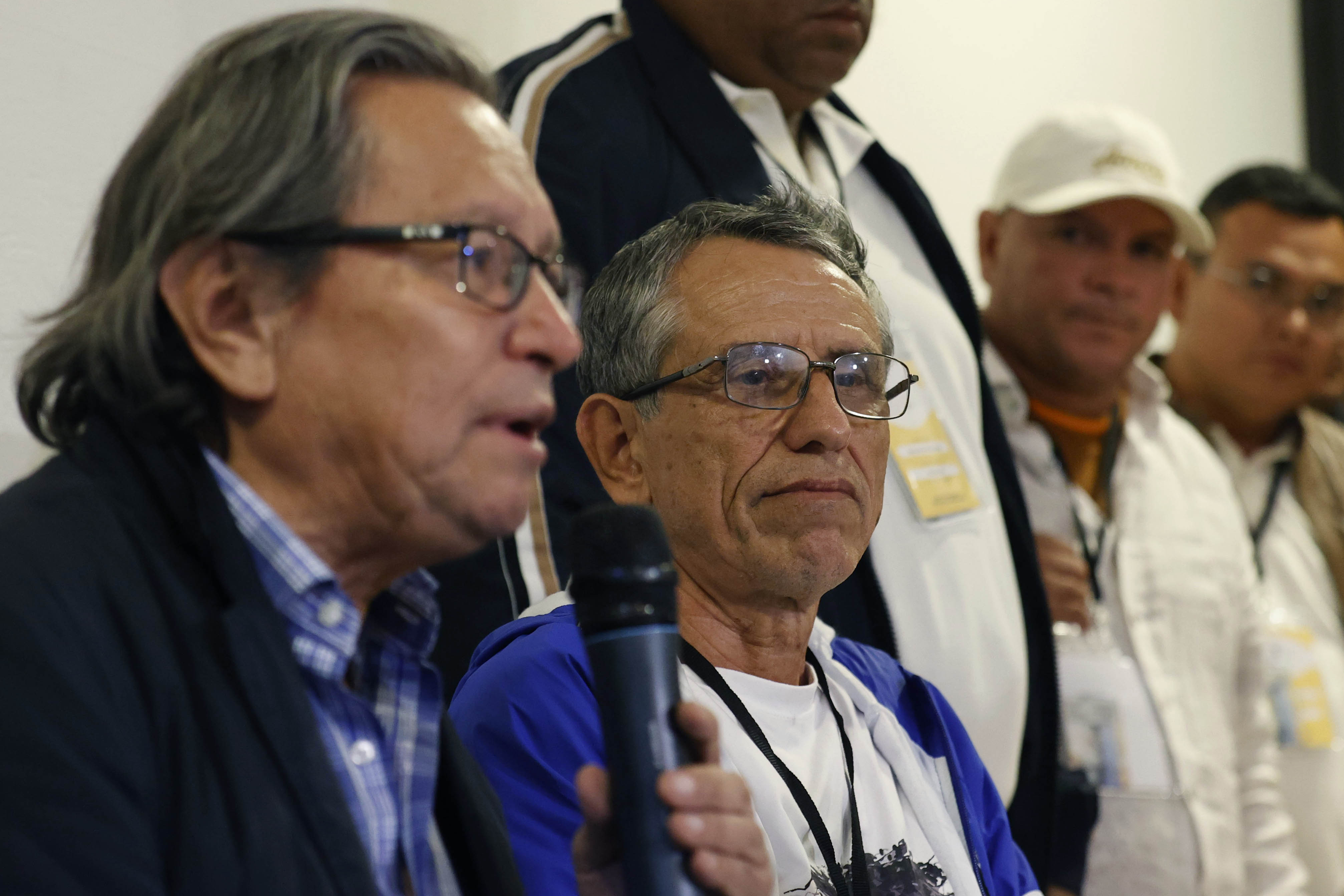 AME1336. BOGOTÁ (COLOMBIA), 26/11/2024.- El exintegrante de las FARC 'Walter Mendoza' (d), y el jefe de la delegación del gobierno nacional, Armando Novoa García asisten a una rueda de prensa este martes, en Bogotá (Colombia). El Gobierno de Colombia retomará las negociaciones políticas iniciadas en Caracas con la Segunda Marquetalia, comandada por 'Iván Márquez', sin este ex alto comandante de las FARC, y solo con una facción de esta disidencia, que actúa en el suroeste del país. EFE/ Mauricio Dueñas Castañeda