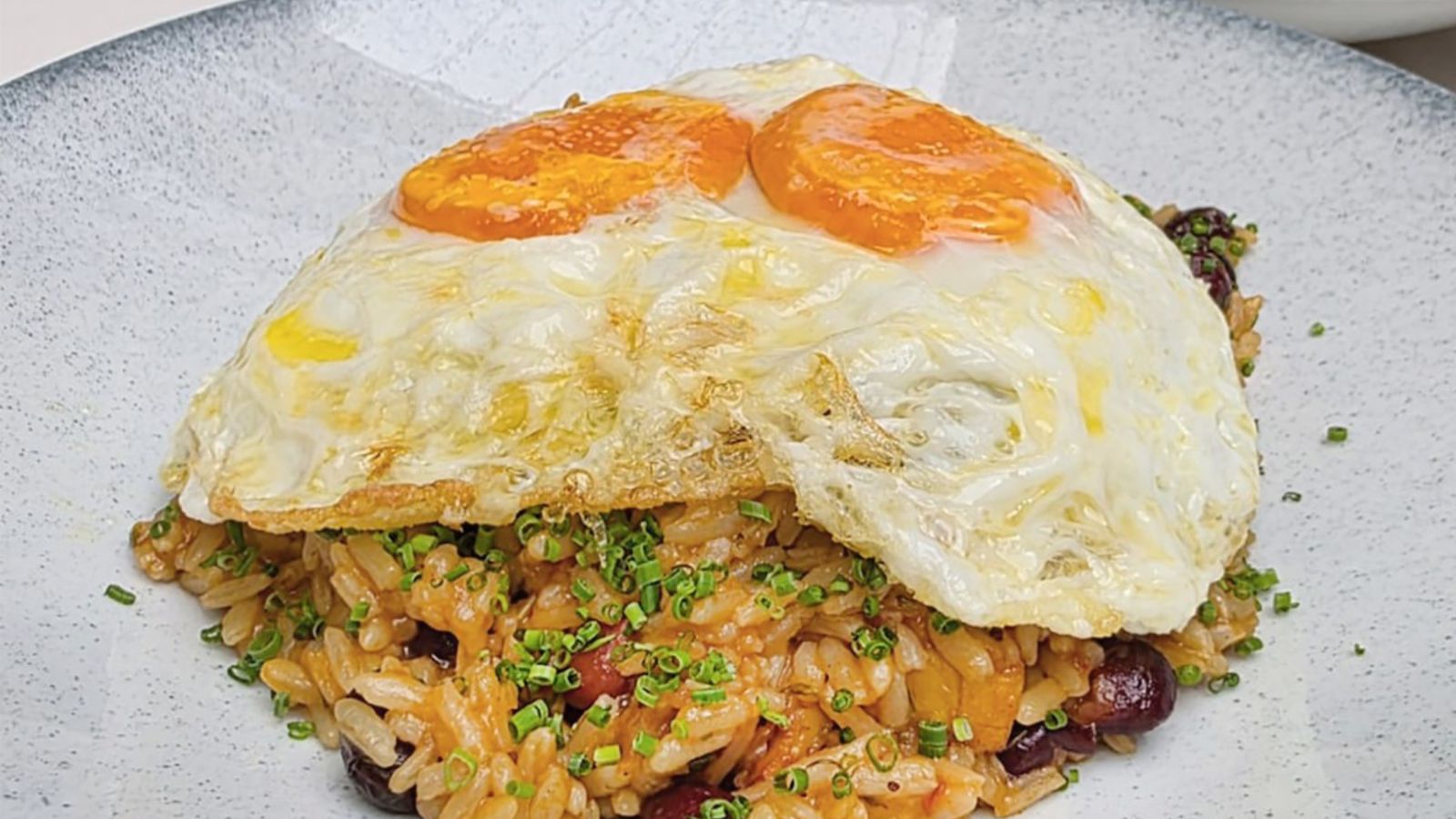 Receta para preparar calentao de fríjoles y huevito frito