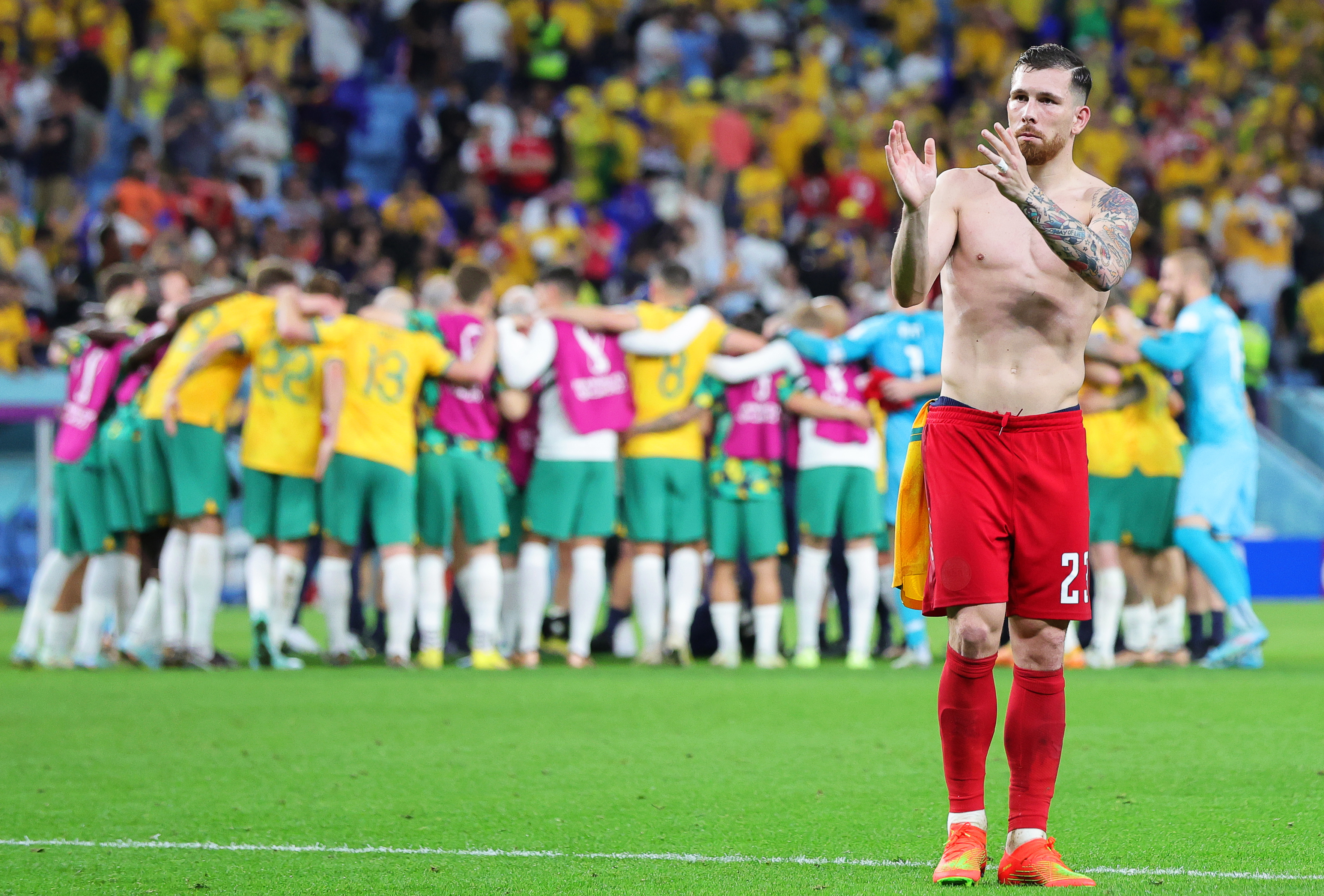 Al Wakrah (Qatar), 30/11/2022.- Pierre-Emile Hojbjerg of Denmark applauds fans after losing the FIFA World Cup 2022 group D soccer match between Australia and Denmark at Al Janoub Stadium in Al Wakrah, Qatar, 30 November 2022. (Mundial de Fútbol, Dinamarca, Catar) EFE/EPA/Abir Sultan