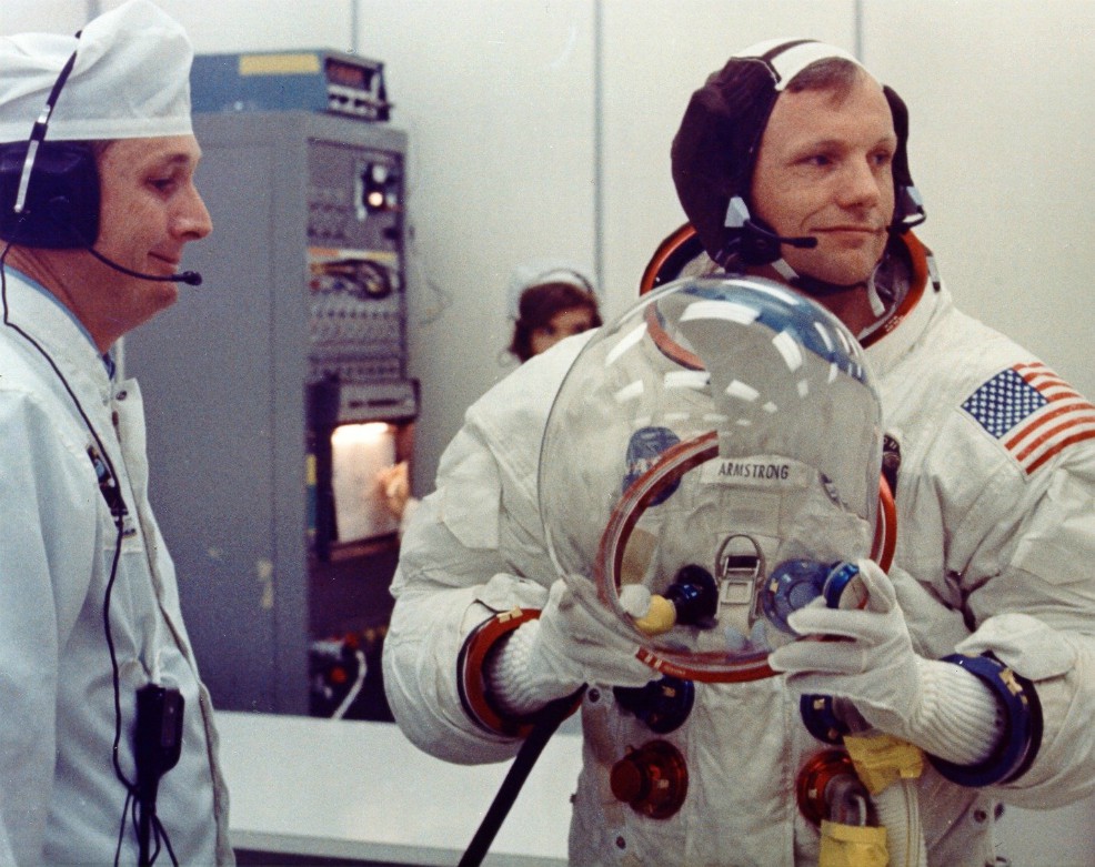 Antes de 3:00 GMT. Astronautas prueban sus trajes.NasaMientras los nervios debían consumir a las 400 personas que participaron en la misión de US$350 millones, a Cabo Kennedy, ese punto al este de Florida que hoy conocemos como Cabo Cañaveral, había llegado una multitud para ver en vivo el despegue del Saturno V. Los hoteles estaban colmados, escribió el cronista de El Espectador. Los turistas eran tantos que empezó a levantarse una fugaz industria de casas rodantes con avisos de alojamiento. Es probable que un millón de personas hubiesen llegado hasta ese punto. Otros 500 millones estuvieron ese día frente a un televisor para seguir el conteo regresivo a cargo de Petrone.