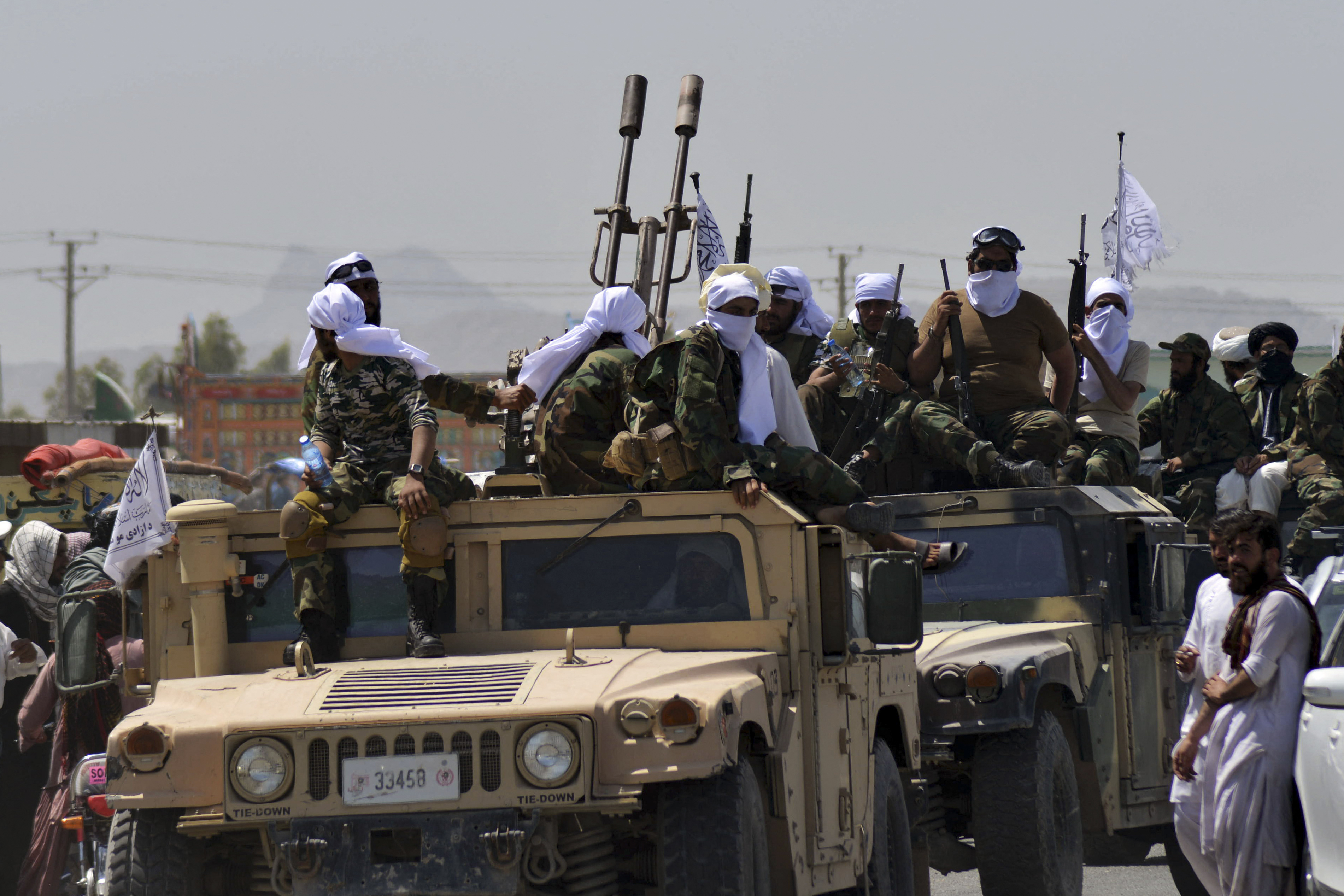 Talibanes hicieron un desfile con vehículos militares estadounidenses