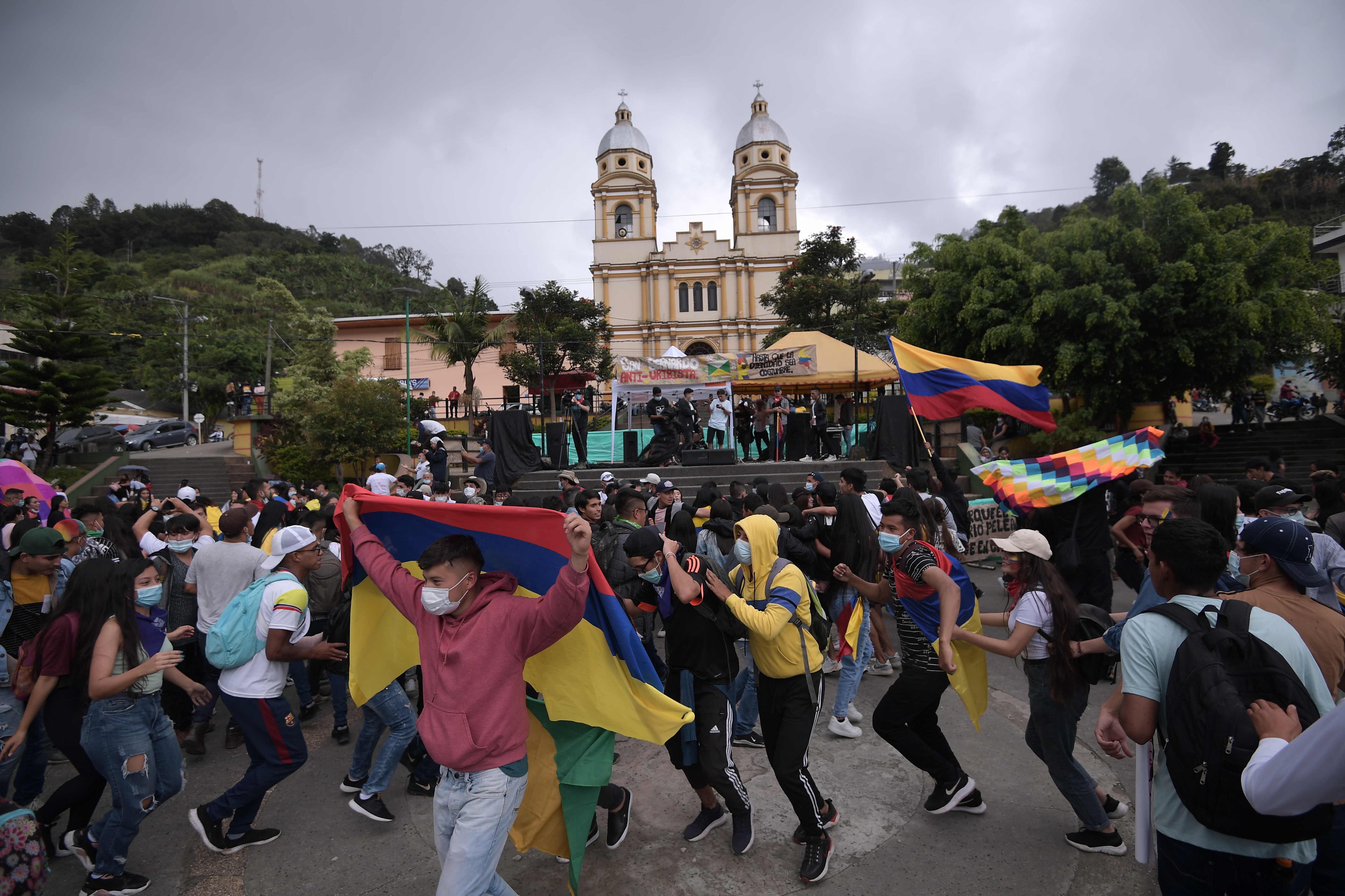 Jóvenes de 13 municipios del norte de Nariño y sur del Cauca se dieron cita en el municipio de San Bernardo, en medio de otra jornada del paro nacional, para expresarse, con canticos, baile y fiesta. Buscan que sus propuestas y problemáticas sean escuchadas con miras a procesos de participación y organización en el marco de una asamblea departamental con proyección nacional.
