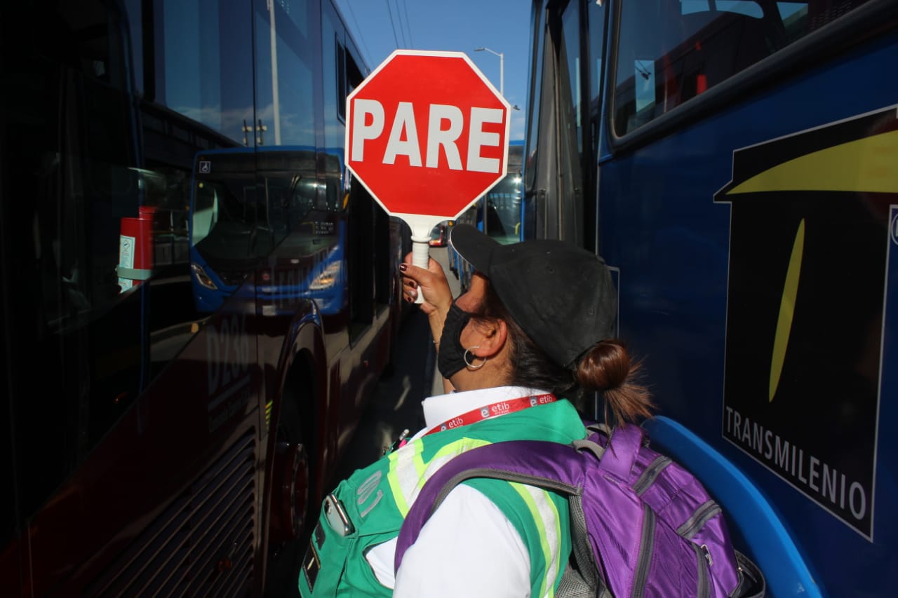 El más reciente informe de Transmilenio da cuenta de 53 estaciones inoperantes debido a la gravedad de las afectaciones. Para no desatender el servicio se han dispuesto de rutas alternas operadas por el SITP.