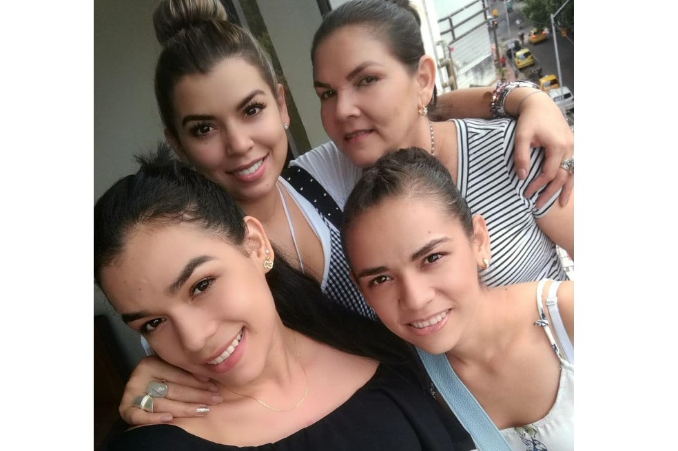 “En mi familia somos puras mujeres, vivimos confundiendo los labiales, prestándonos zapatos con las hormonas locas sincronizadas...y entre ese montón de cosas femeninas vino mi chinito a ser el consentido y el primer compañero de género de mi papá que está feliz de por fin tener con quien jugar fútbol”, escribió la participante de MasterChef Celebrity en una publicación junto a sus hermanas.