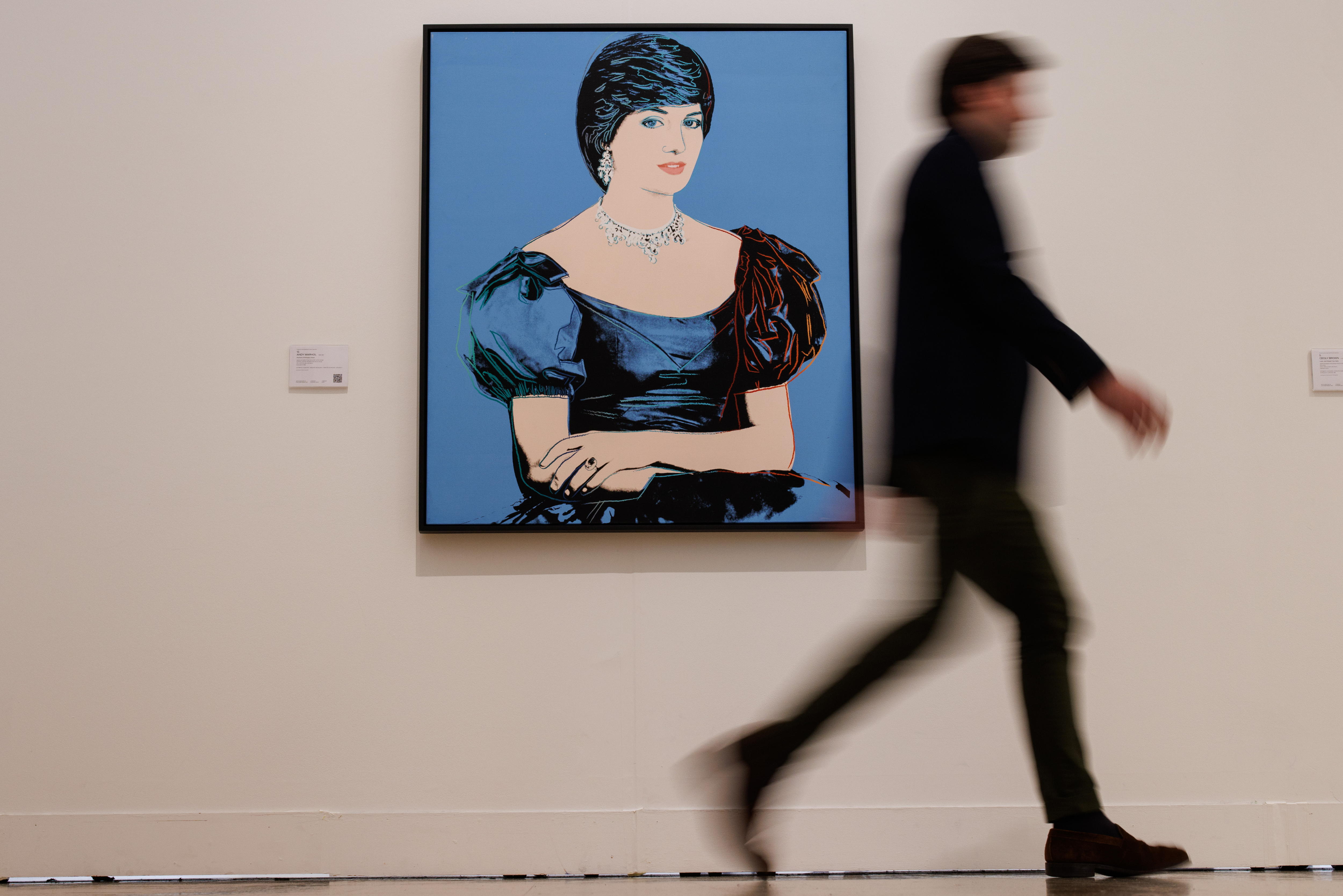 London (United Kingdom), 29/02/2024.- A gallery assistant passes by a painting titled 'Portrait of Princess Diana' by US artist Andy Warhol during a press preview for 20th Century & Contemporary Art Auctions by Phillips auction house in London, Britain, 29 February 2024. Phillips' 20th Century & Contemporary Art Auctions will take place on 07 and 08 March 2024. (Reino Unido, Londres) EFE/EPA/TOLGA AKMEN