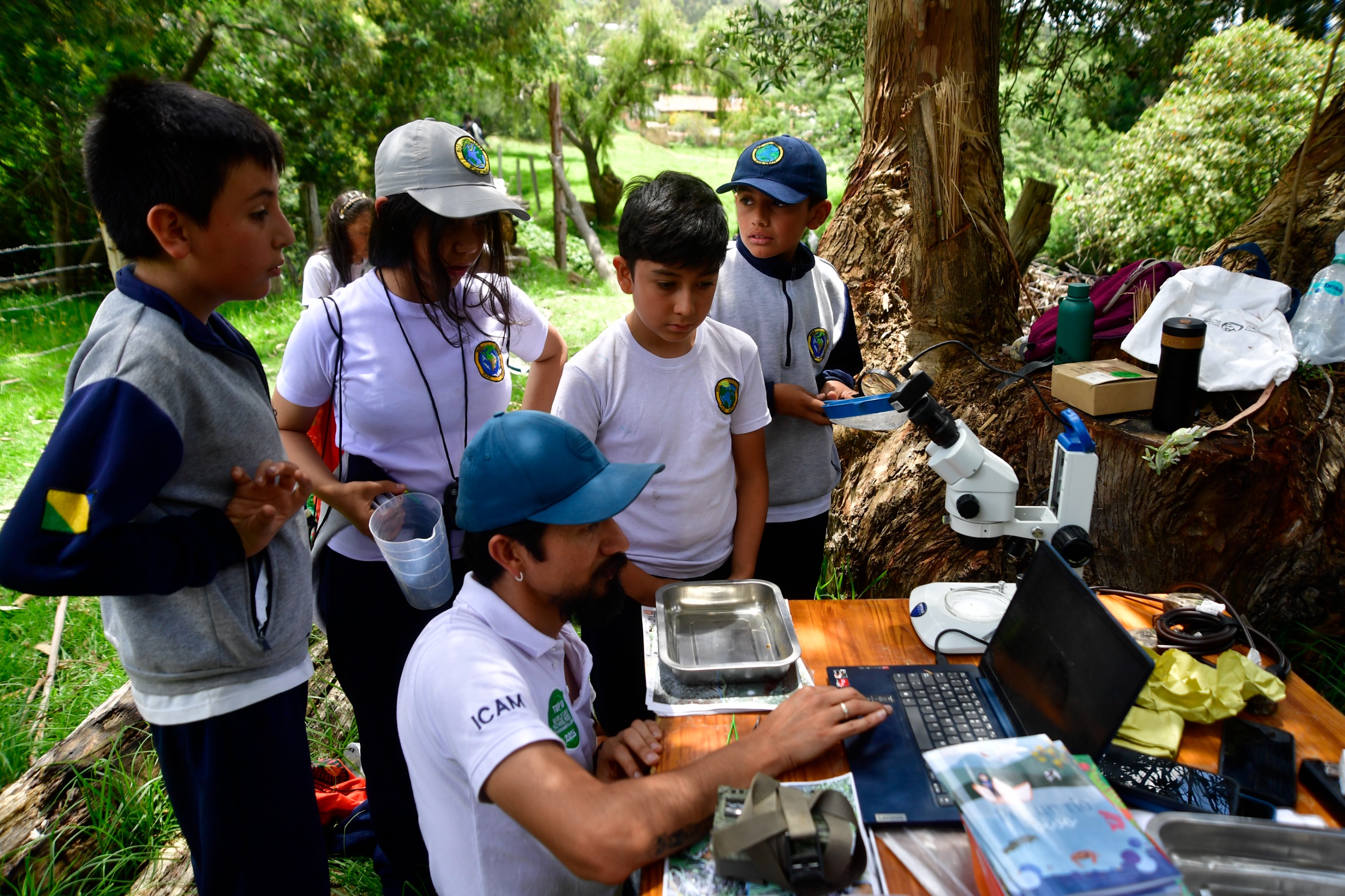Alumnos del colegio analizando muestras de agua del río Ubaté junto al vicerrector del colegio.