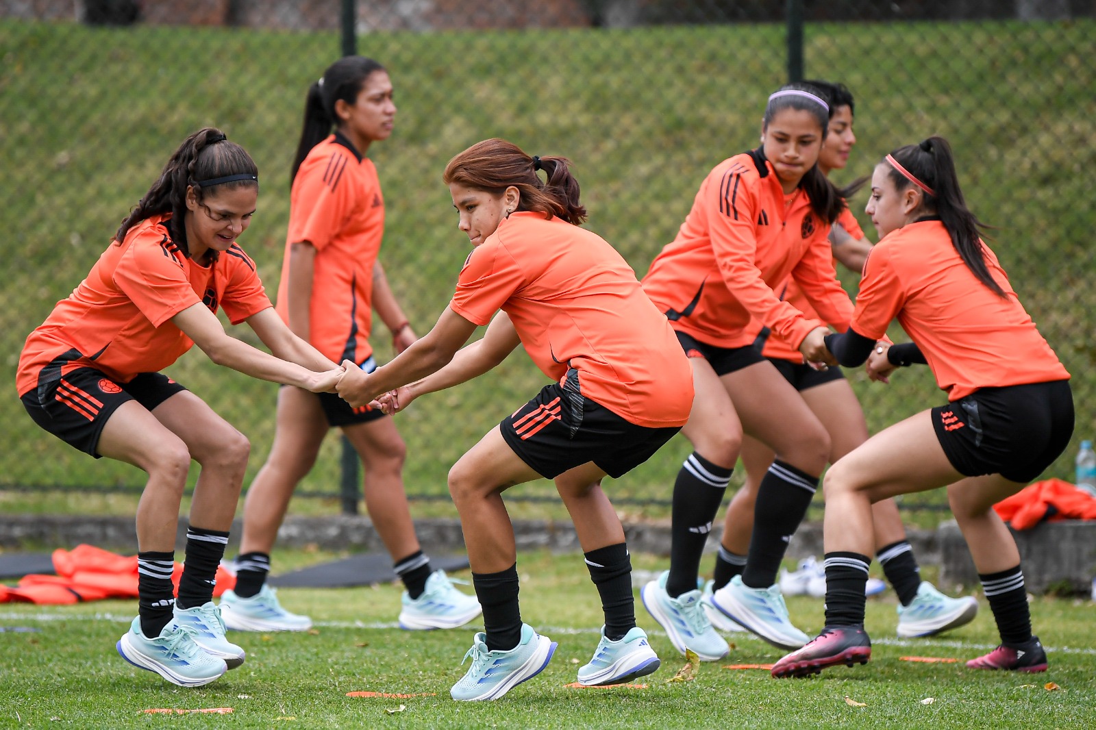 La caucana Gabriela Rodríguez (centro) es la encargada de aportar con creatividad en la mitad de la cancha. Juega para América de Cali.