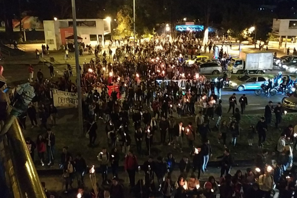 Estudiantes marchan con antorchas hacia la Plaza de Bolívar, en Bogotá