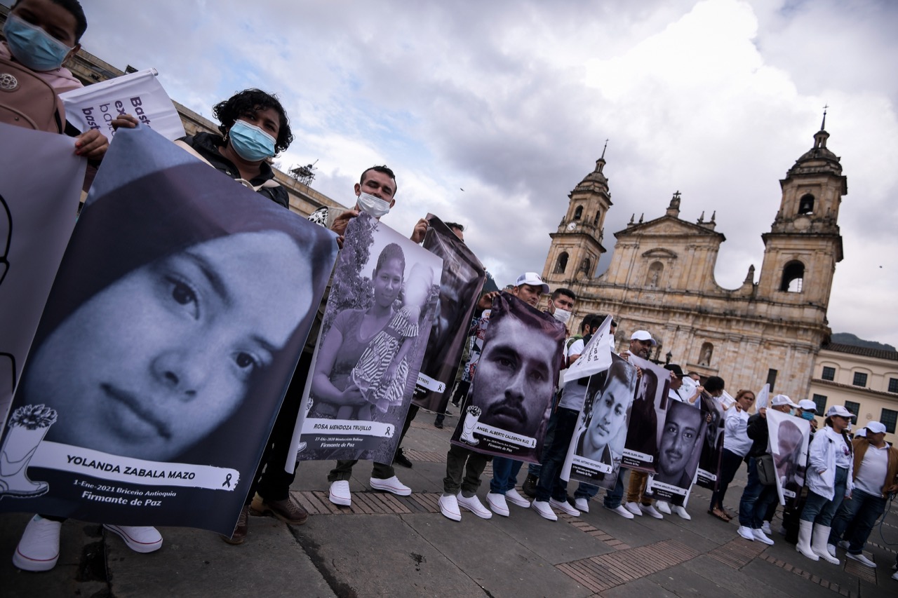 El Partido Comunes realizó este lunes una nueva peregrinación en Bogotá por la vida de los excombatientes que firmaron el Acuerdo de Paz. Los manifestantes se concentraron en el Planetario Distrital y avanzaron hasta la Plaza de Bolívar. Fueron decenas de firmantes que se sumaron a la movilización para exigir garantías a su seguridad.