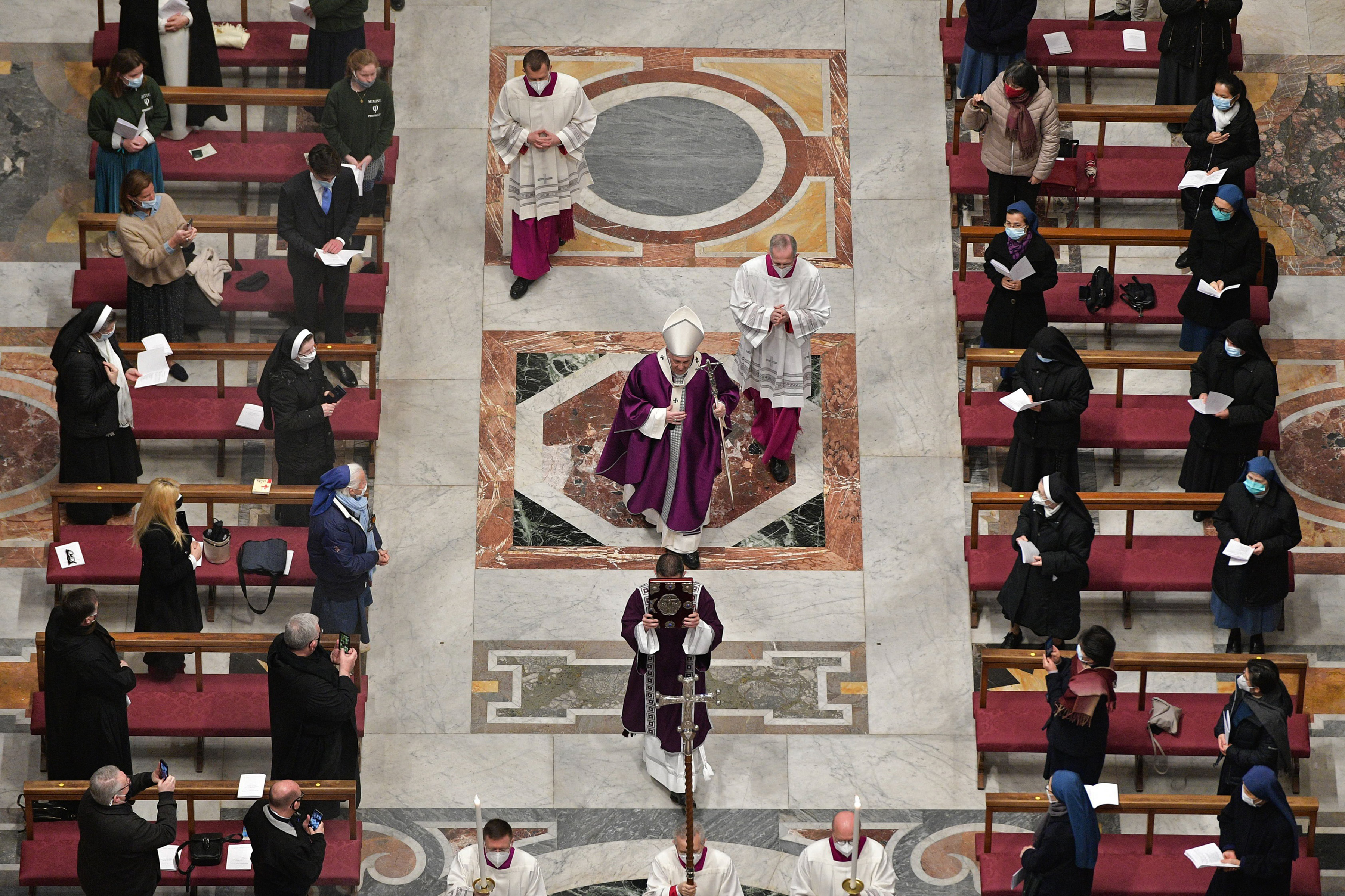 Debido a la pandemia, el papa no pudo celebrar, como es tradición, la procesión desde la iglesia romana de San Anselmo a la cercana basílica de Santa Sabina, en la colina romana del Aventino. Además, tampoco le será posible realizar los Ejercicios Espirituales que celebraba junto con la Curia romana en la Casa Divino Maestro de Ariccia, a las afueras de Roma.