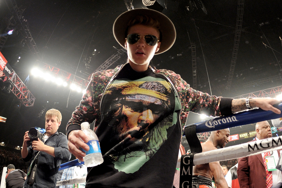 Justin Bieber y su madre son rechazados en partido de la NBA