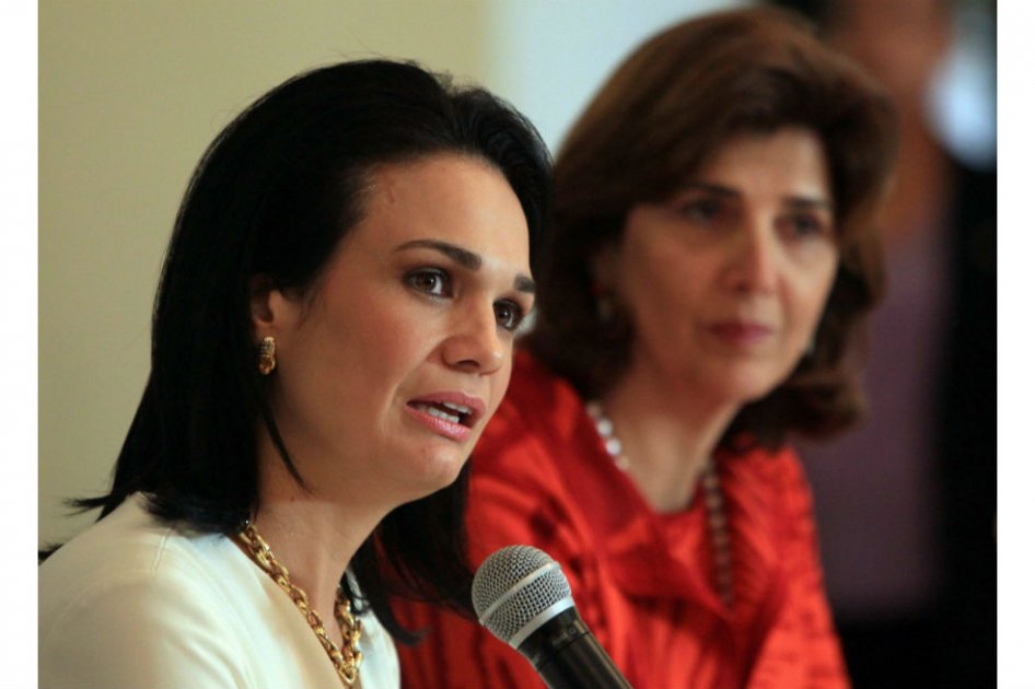 La vicepresidenta y canciller de Panamá, Isabel de Saint Malo de Alvarado, acompañada de la canciller María Ángela Holguín. 
