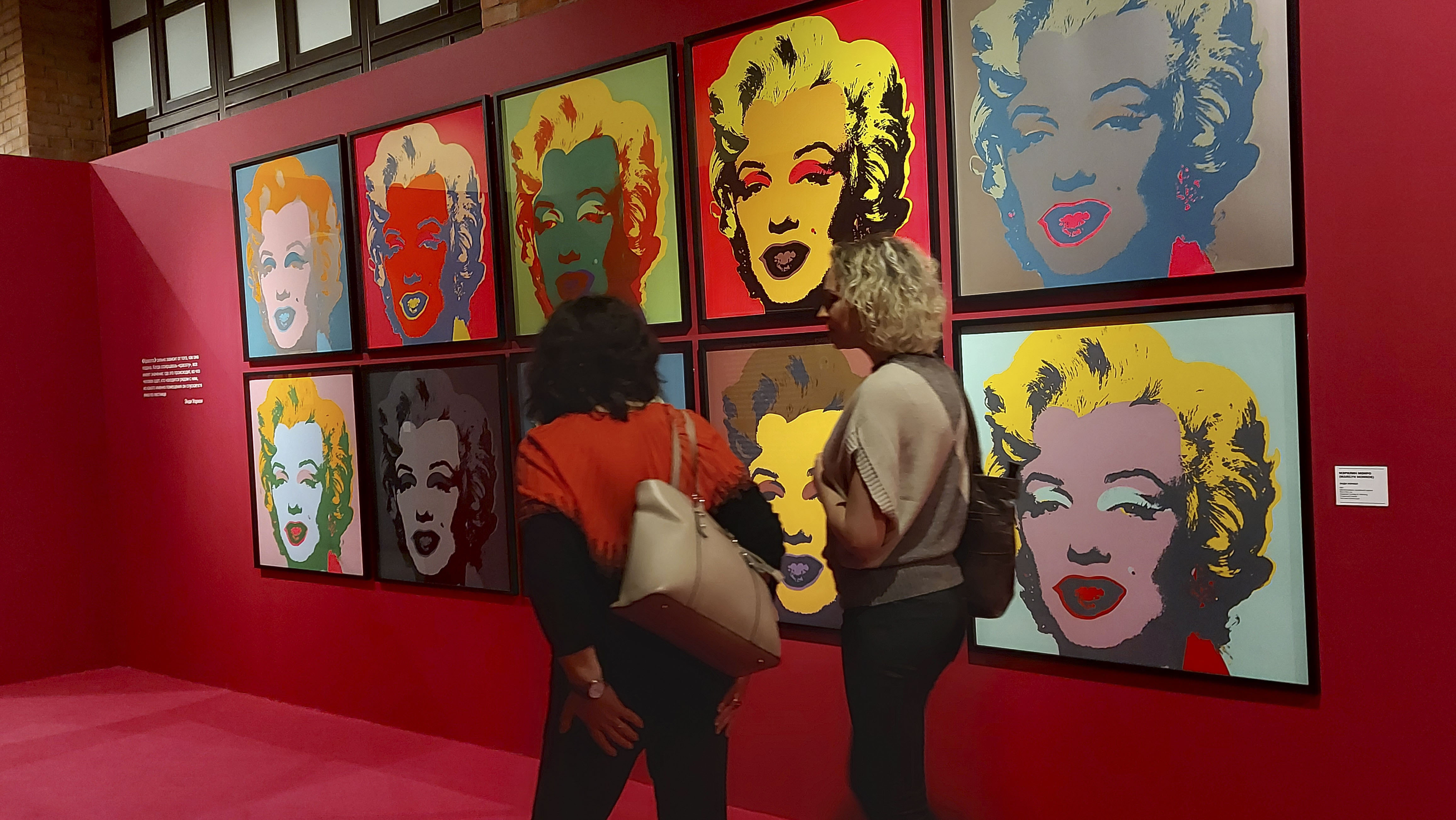MOSCÚ (RUSIA), 24/10/2023.- Vista de la exposición "Andy Warhol y pintores rusos", inaugurada este martes en el Museo Hebreo de la Tolerancia en Moscú. La muestra intercala obras del el célebre creador del arte pop y con otras de creadores rusos sobre temas como la identidad, la gloria, el dinero o la muerte. EFE/Fernando Salcines