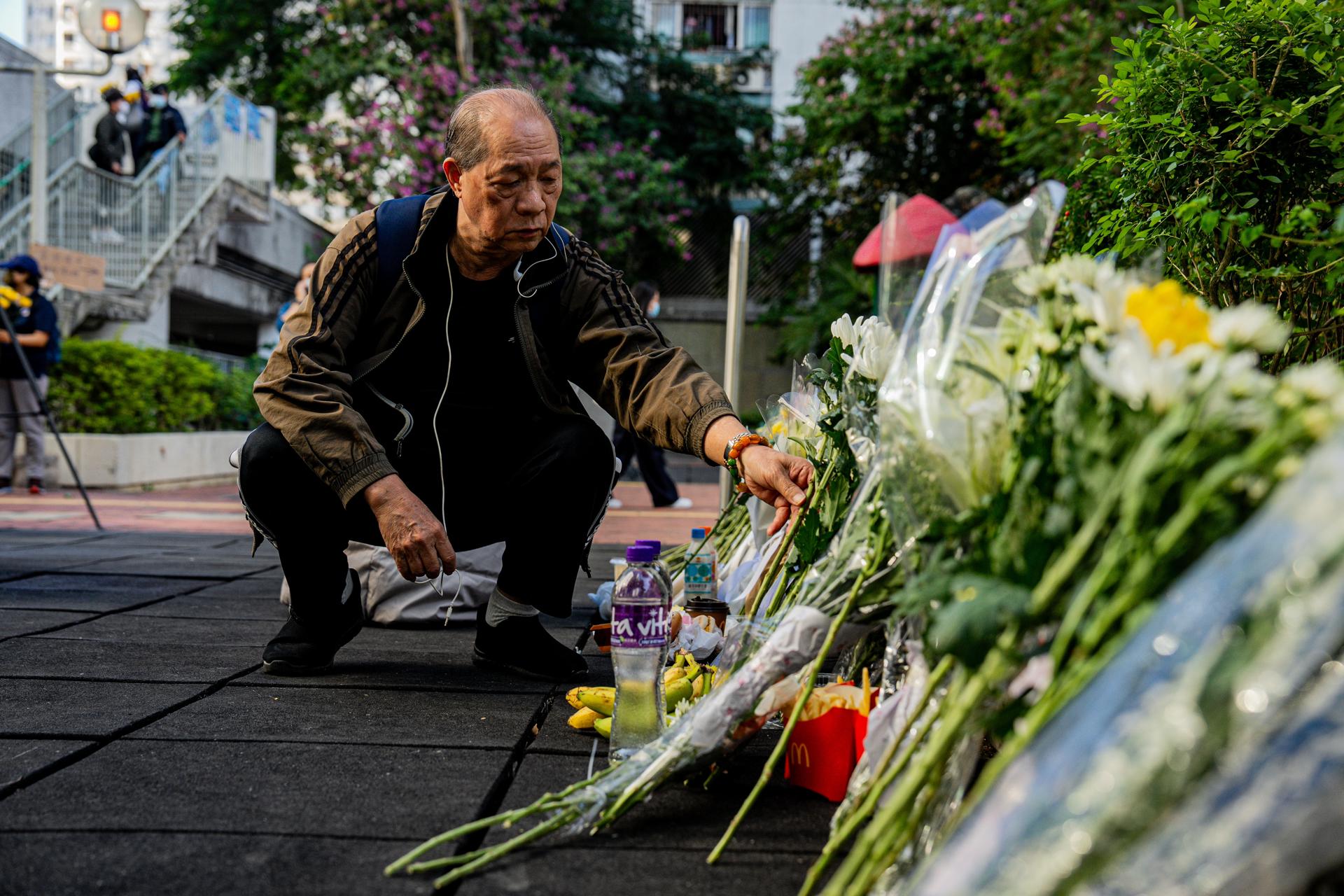 En fotos: ayudas y homenajes a víctimas de incendio que mató a 128 personas en Hong Kong