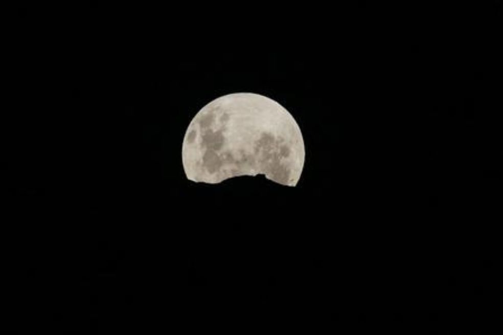 Las próximas lunas llenas son: luna de flores, en mayo; luna de fresa, en junio; y luna de ciervo, en julio.