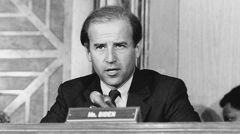 Como presidente y miembro del Comité Judicial del Senado, Biden trabajó en la redacción y el liderazgo de la Ley de Violencia contra las Mujeres.