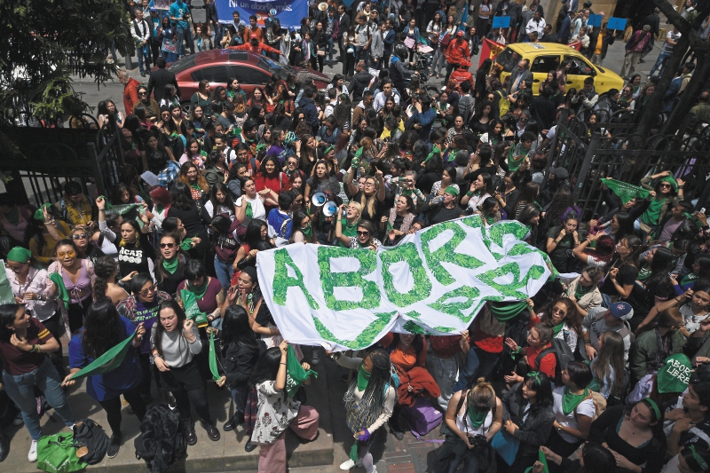 Grupos a favor y en contra del aborto chocan ante posible despenalización