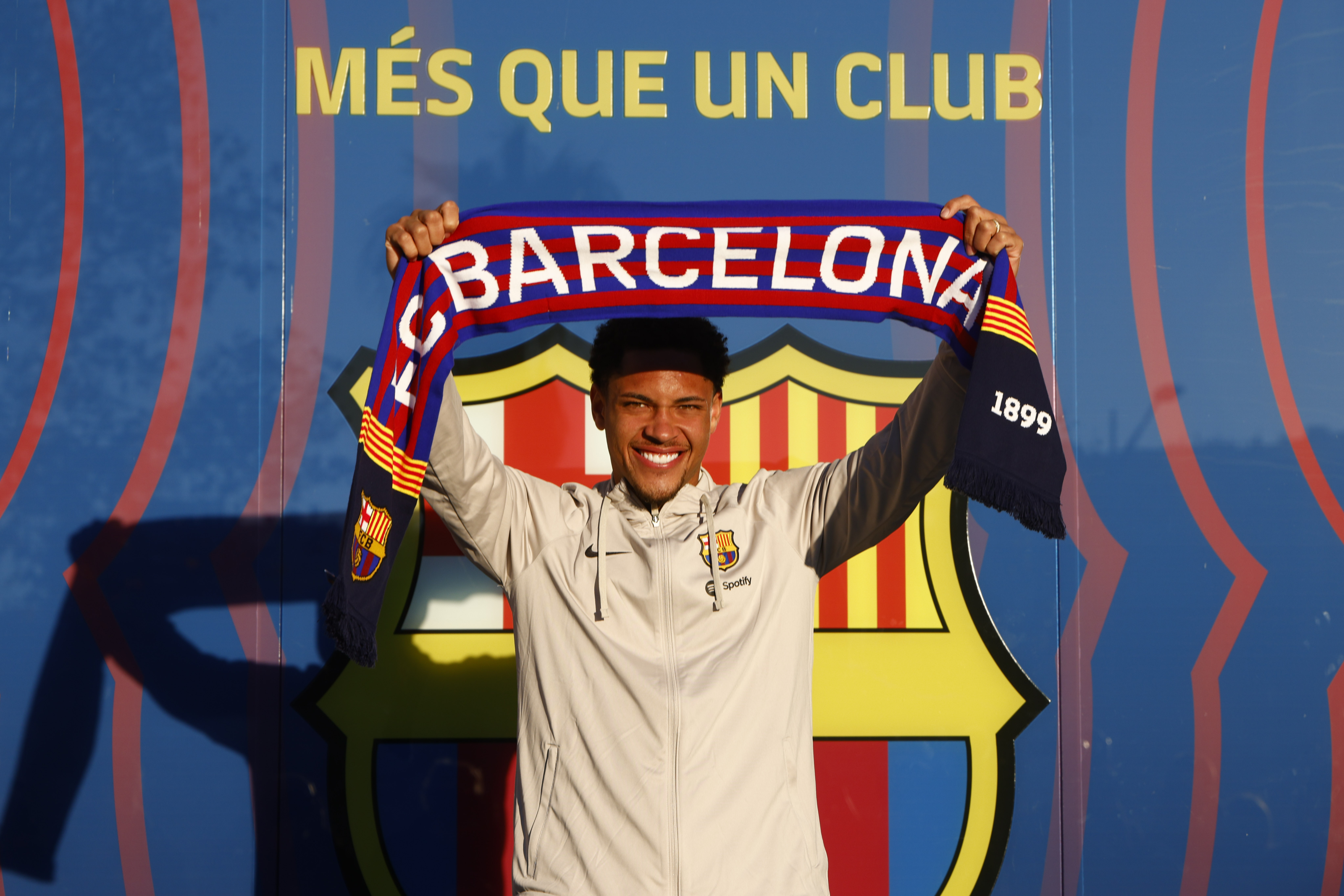 GRAFCAT7836. , 27/12/2023.- El delantero brasileño Vitor Roque, posa con el escudo del FC Barcelona en las oficinas del club, tras su llegada este miércoles a la ciudad condal donde afirmó que "siempre fue un sueño desde pequeño" jugar en el Barcelona, con el que realizará su primera entrenamiento este viernes. EFE/Quique García