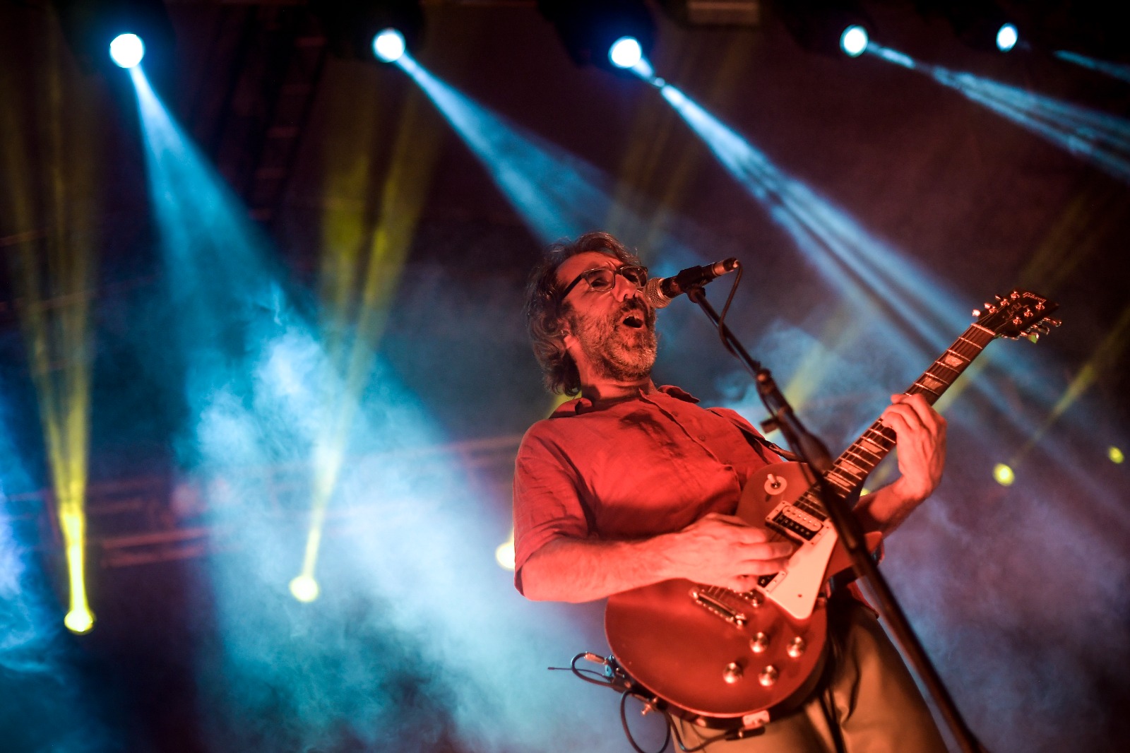 Gustavo Antuña, guitarrista del Cuarteto de Nos. Durante el concierto en Tunja dijo Roberto Musso, a modo de broma, que Antuña “se ha presentado a varios concursos de belleza a Mejor guitarrista más lindo de Uruguay; nunca ganó, obviamente”.