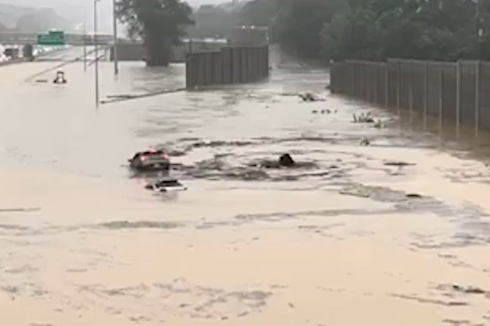 Impresionantes inundaciones en Tennessee (EE. UU.) dejan al menos tres muertos