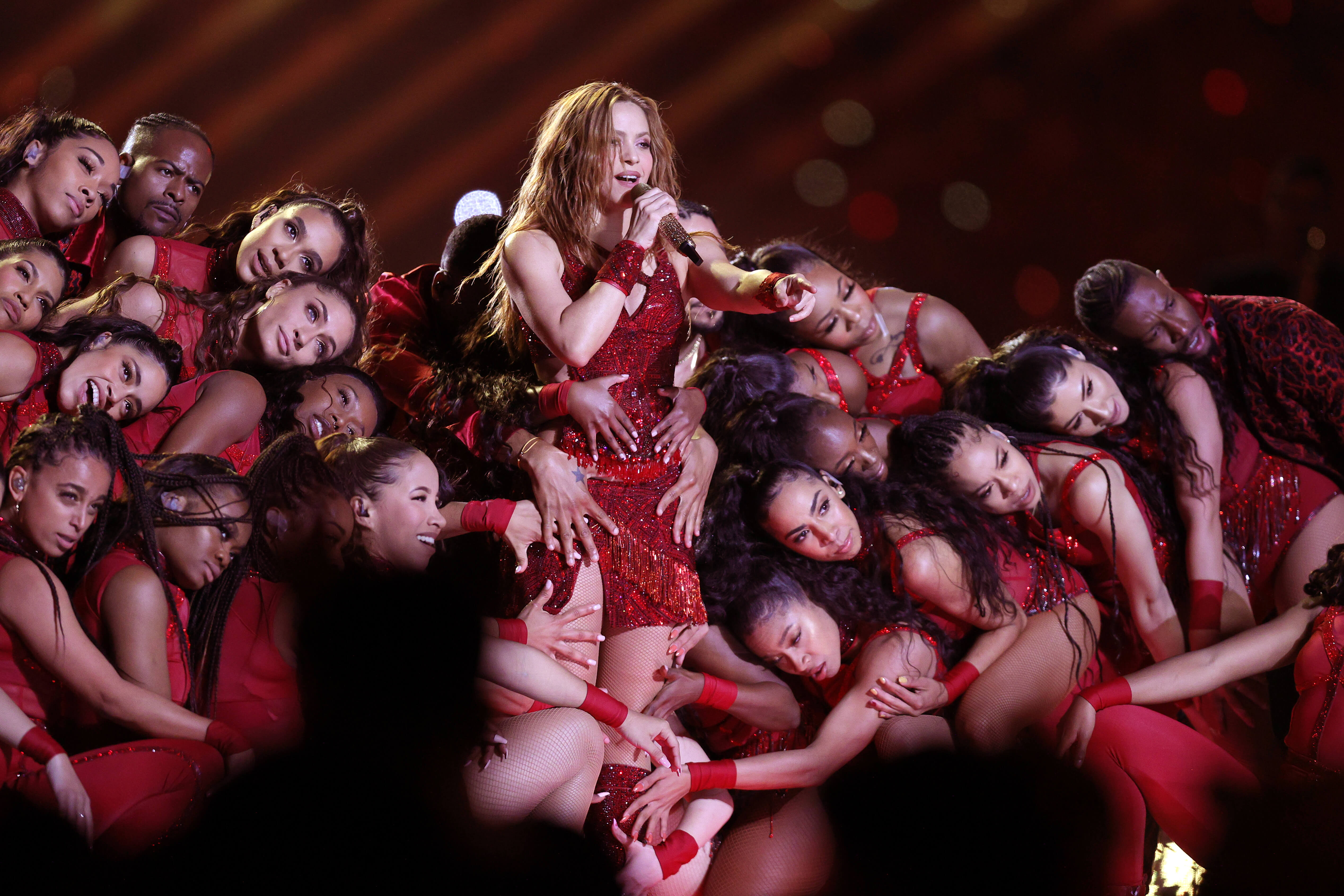"Hola Miami", así comenzó Shakira abriendo el show de medio tiempo acompañada de varias bailarinas. / Tom Pennington - Afp