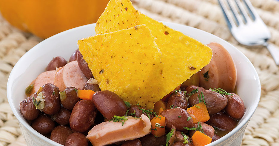 Receta del día: Cacerola de frijoles con salchicha y tostinachos