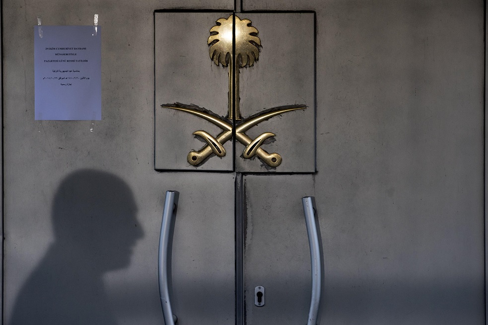Puerta del Consulado saudita en Estambul.  / EFE