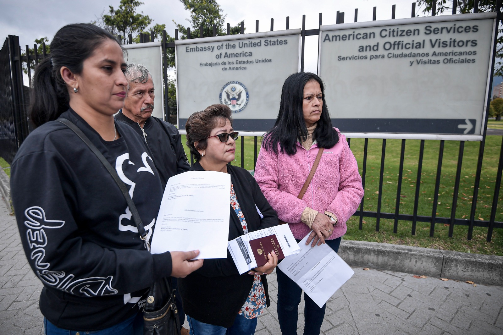 Algunas personas se quejan de las altas cifras de dinero y tiempo que han invertido en su proceso migratorio.