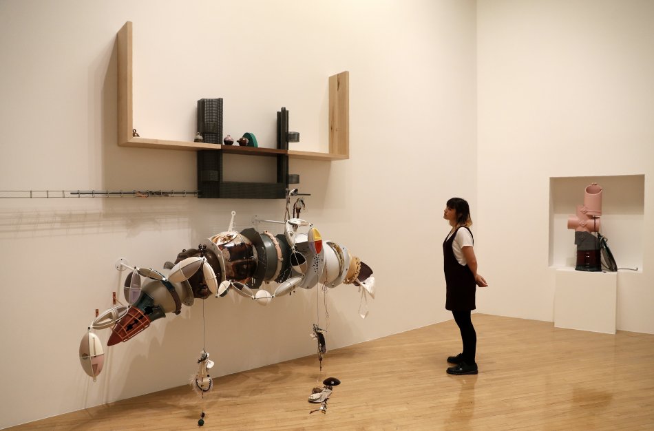 Premio Turner a artista londinense por hacer esculturas con tiza de billar y piel de pescado