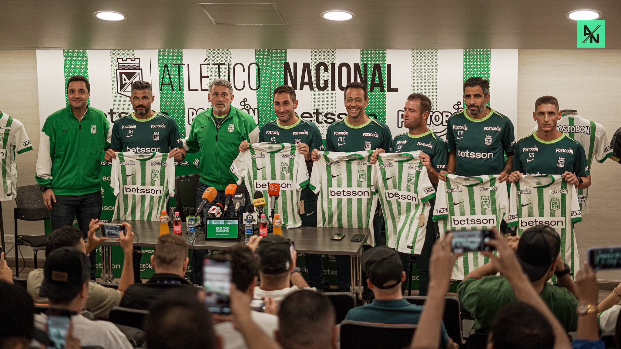 Nacional presentó a Gandolfi: “Llegar al más grande de Colombia me pone muy feliz”