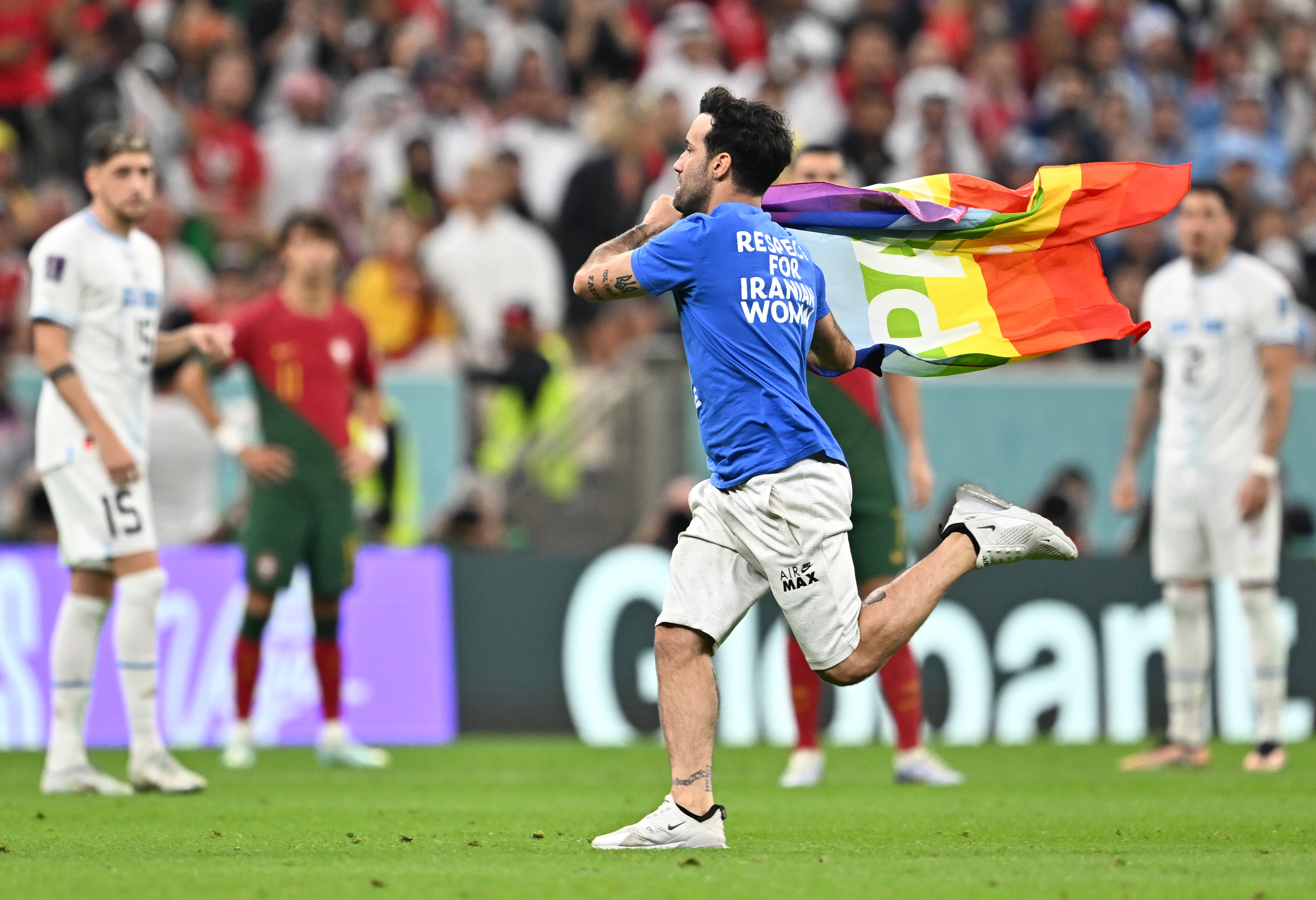 Activista italiano que invadió el Portugal-Uruguay fue liberado