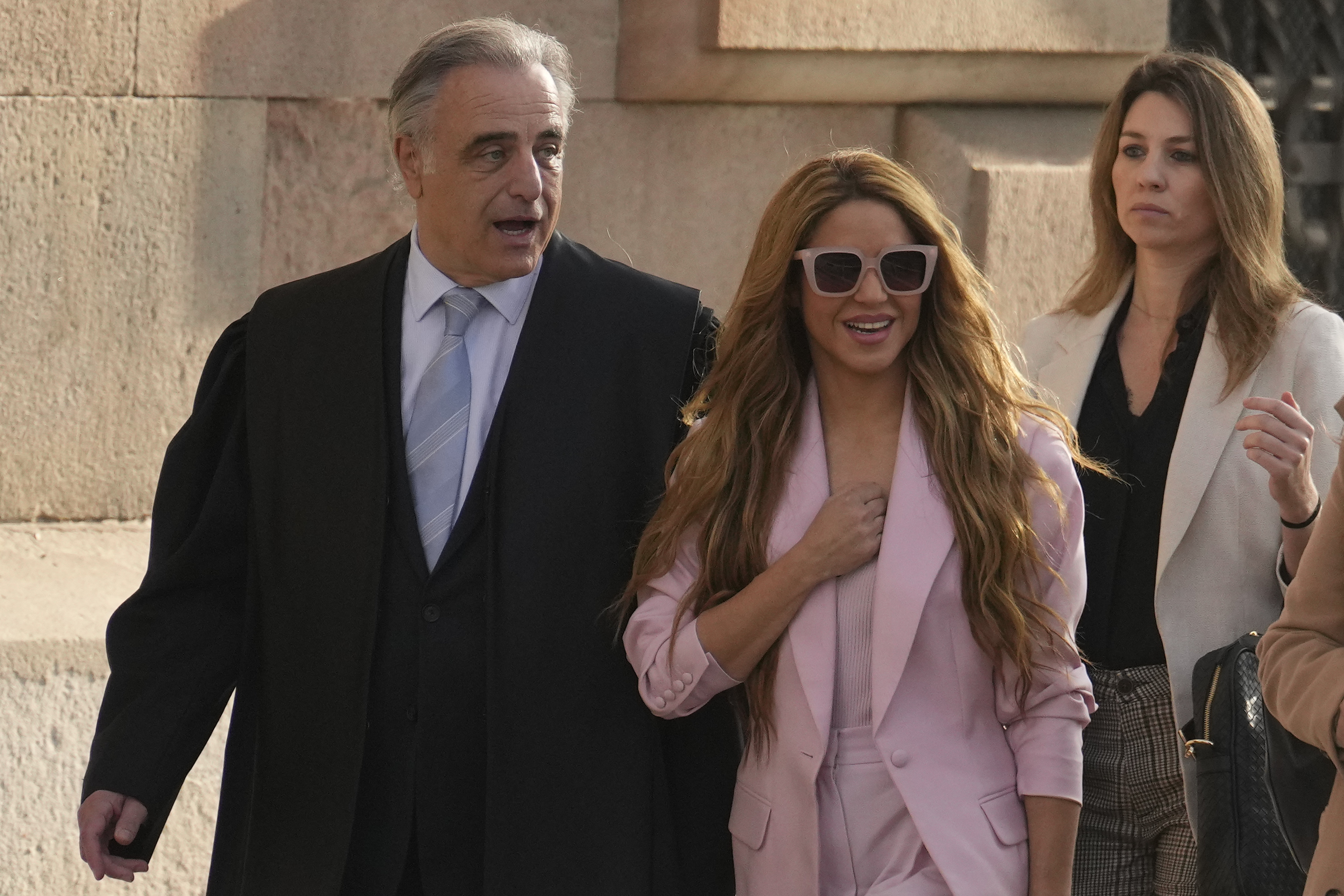 GRAFCAT6486. BARCELONA, 20/11/2023.- La cantante Shakira a su llegada a la Audiencia de Barcelona donde se sienta hoy en el banquillo, acusada de defraudar 14,5 millones a Hacienda entre 2012 y 2014, por lo que la Fiscalía le pide una condena de ocho años y dos meses de cárcel, con la puerta abierta a un pacto. EFE/Enric Fontcuberta