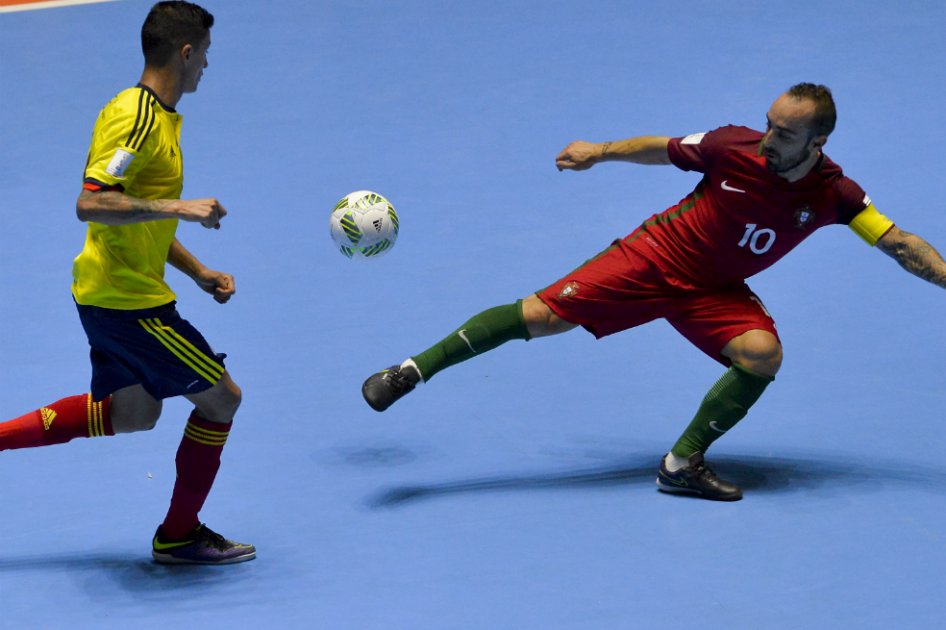 Angellot Caro, figura de Colombia, y Ricardinho, capitán de Portugal, en el Mundial de Fútsal Colombia 2016. / AFP
