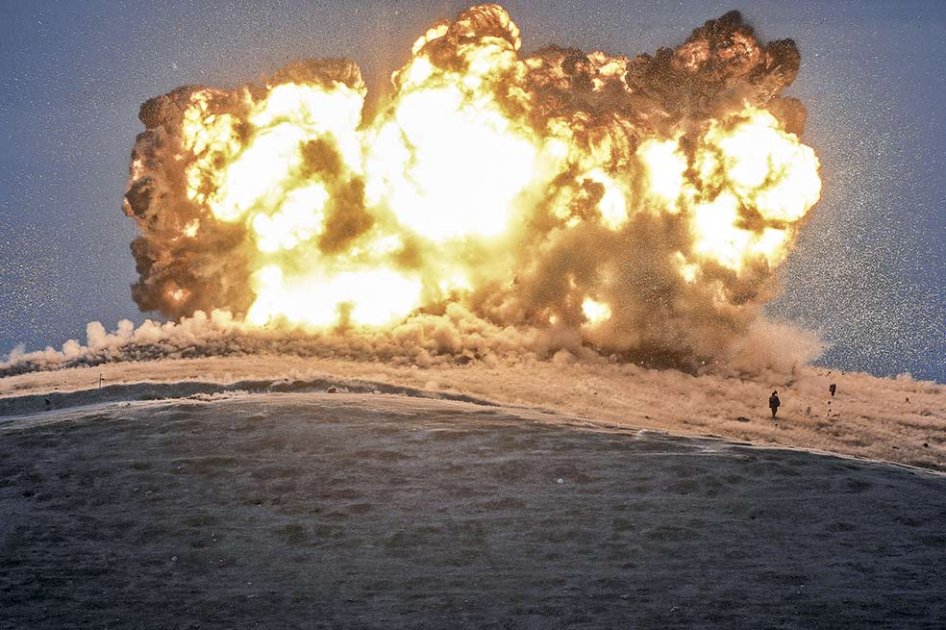 Militantes del Estado Islámico al lado de una explosión provocada por un ataque aéreo en la frontera con Turquía.   / AFP