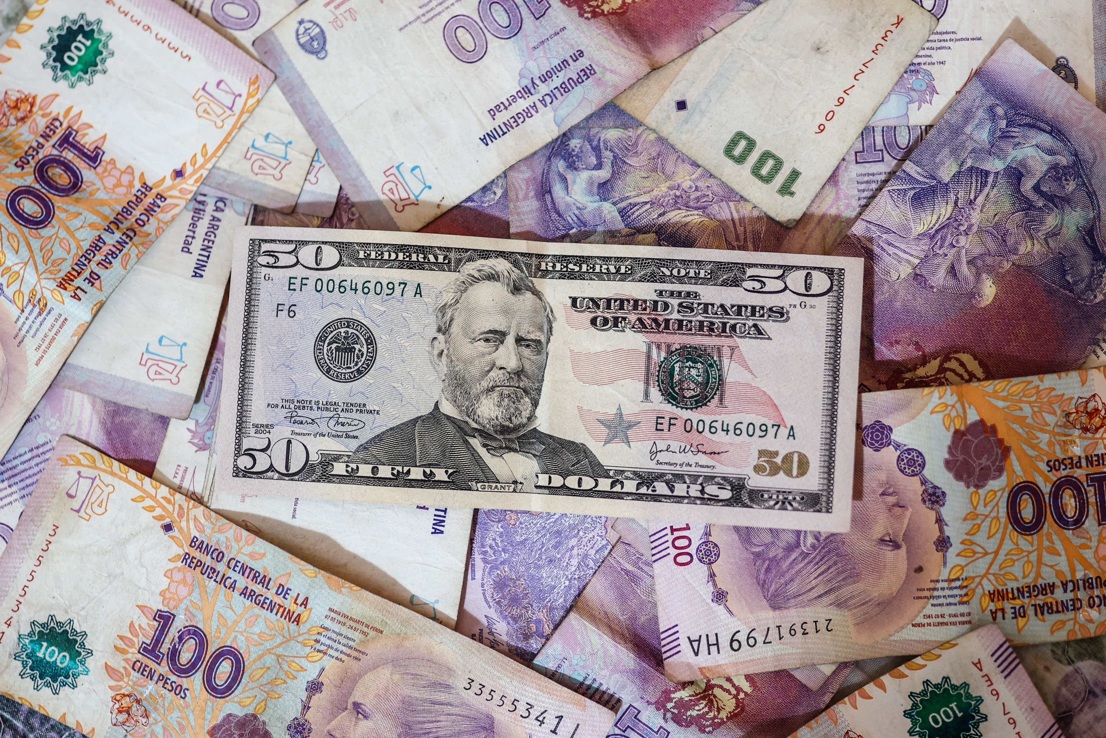 Autoridades incautan $446 millones en divisas ilegales en Bogotá