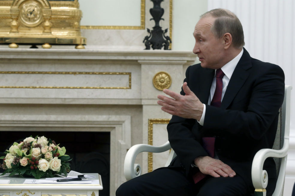 Putin recibe a Tillerson y lamenta deterioro de relaciones con EE.UU.