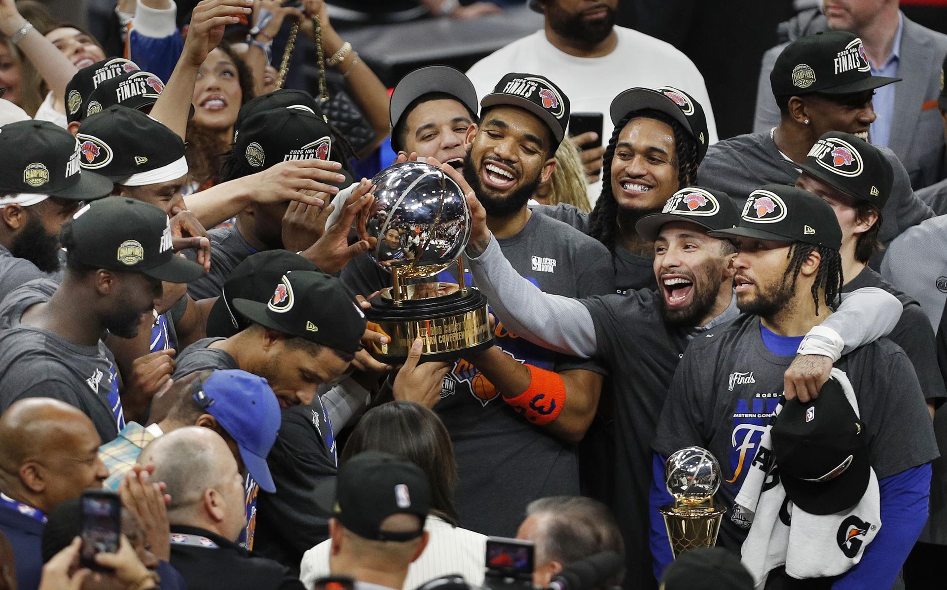 CLEVELAND (United States), 26/05/2026.- New York Knicks players celebrate with the NBA Eastern Conference championship trophy after winning Game 4 of the NBA East Conference Finals between the Cleveland Cavaliers and the New York Knicks in Cleveland, Ohio, USA, 25 May 2026. (Baloncesto, Nueva York) EFE/EPA/DAVID MAXWELL SHUTTERSTOCK OUT