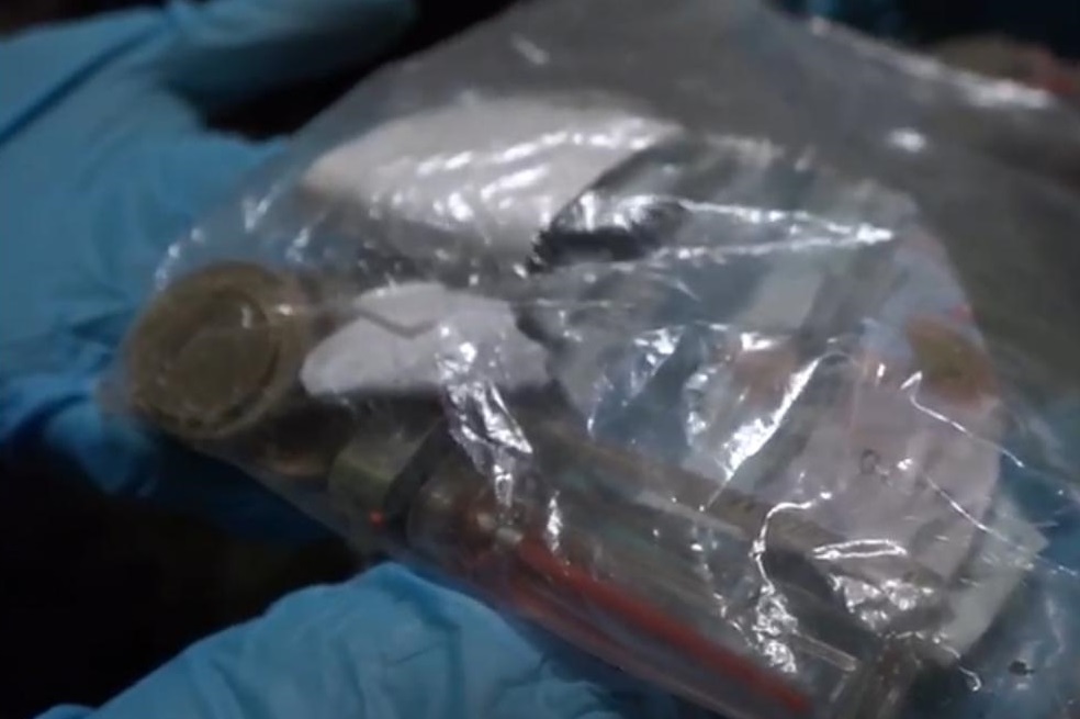 Pipas y sustancias alucinógenas encontradas en las celdas.