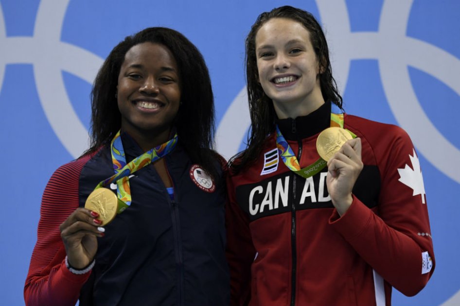 Simone Manuel y Penny Oleksiak ganaron medalla de oro en los 100m libres. Foto: AFP