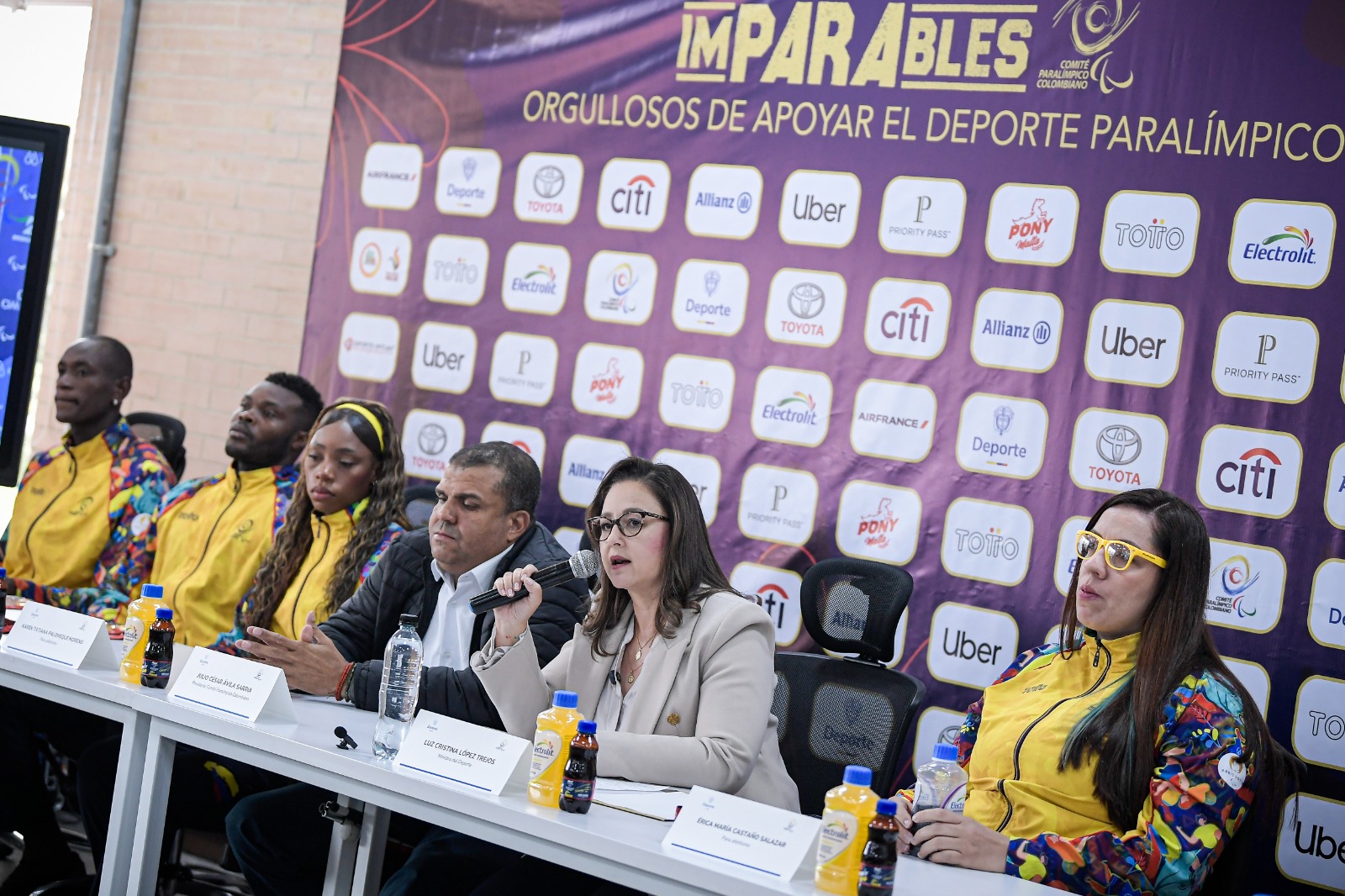Junto a los paratletas estuvieron Julio César Ávila, presidente del Comité Paralímpico Colombiano, y Luz Cristina López, ministra del deporte.