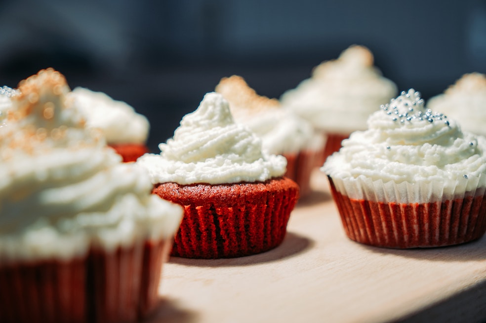 Haz esponjosos cupcakes de red velvet con esta sencilla receta