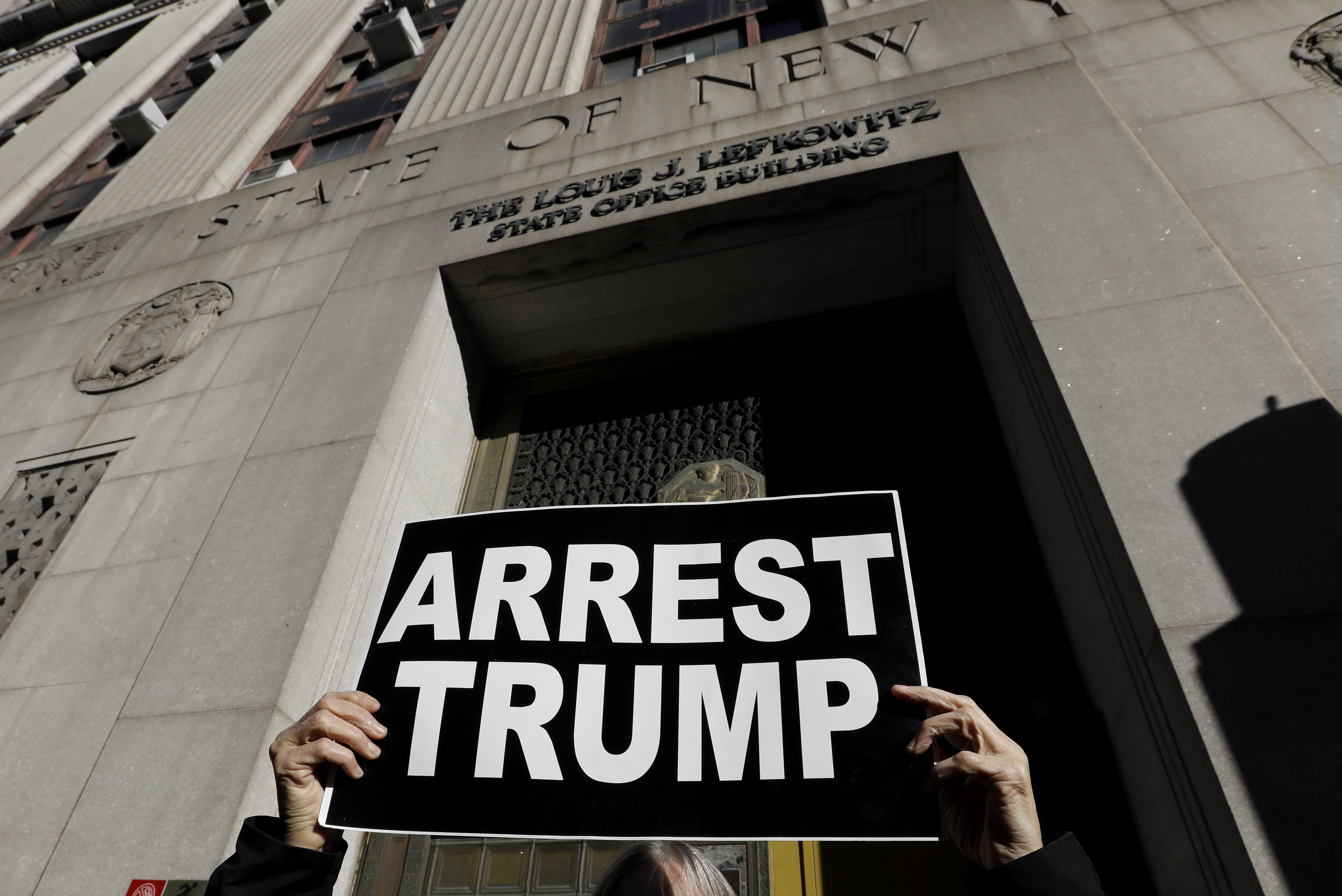 New York (United States), 20/03/2023.- A protester holds up sign outside the New York State Louis Lefkowitz office building where grant jury testimony is being heard in the possible indictment of Former President Donald Trump, in New York, New York, USA, 20 March 2023. Former President Donald J. Trump posted on his social media platform that he expects to be formally indicted on 21 March, the Manhattan District Attorney investigating charges related to hush-money payments to porn star Stormy Daniels have declined to comment on any potential indictment. (Protestas, Estados Unidos, Nueva York) EFE/EPA/Peter Foley