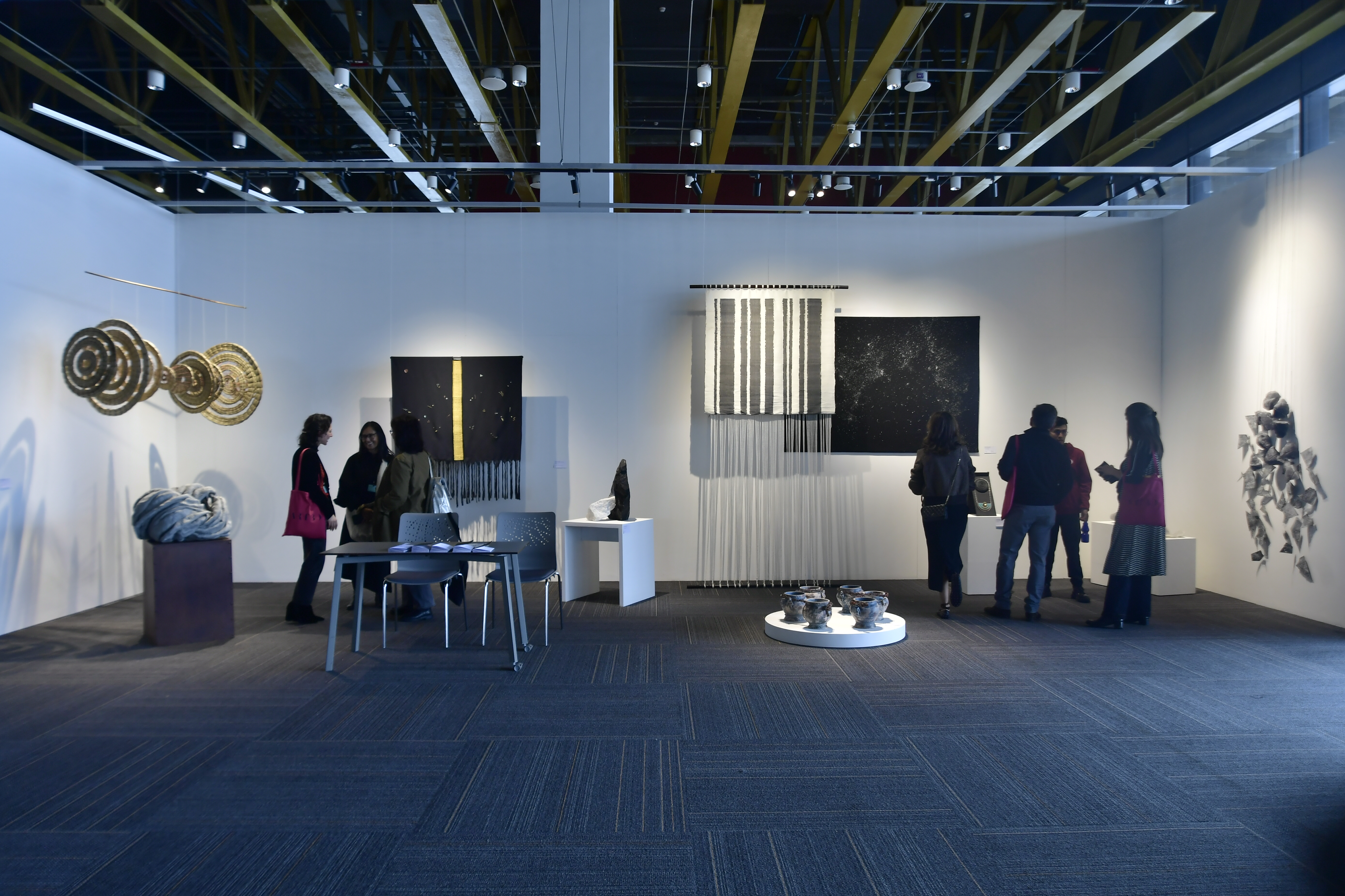 Exposición de obras de arte y asistentes a esta feria.