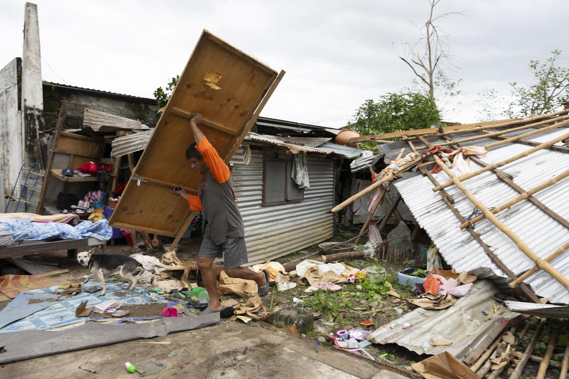 Isabela (Philippines), 10/11/2025.- People return to a house damaged by the effects of Typhoon Fung-Wong in Isabela province, northern Philippines, 10 November 2025. Typhoon Fung-Wong crossed the Bicol and northern Luzon regions overnight beginning 09 November, causing flooding, power outages, and property damage due to strong winds. According to the Philippine Atmospheric, Geophysical and Astronomical Services Administration (PAGASA), the typhoon is projected to be 135 kilometers west-northwest of La Union province in the northern Philippines, moving west-northwest at 20 kilometers per hour with maximum sustained winds of 130 kilometers per hour. (Filipinas) EFE/EPA/BENJO CARAG
